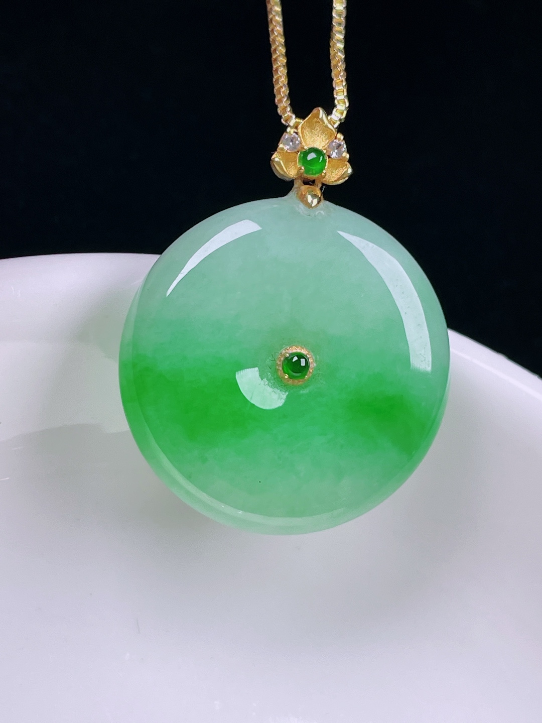飘绿平安扣，老种起光，细底通透，尺寸：28.4/22.8/6mm0715