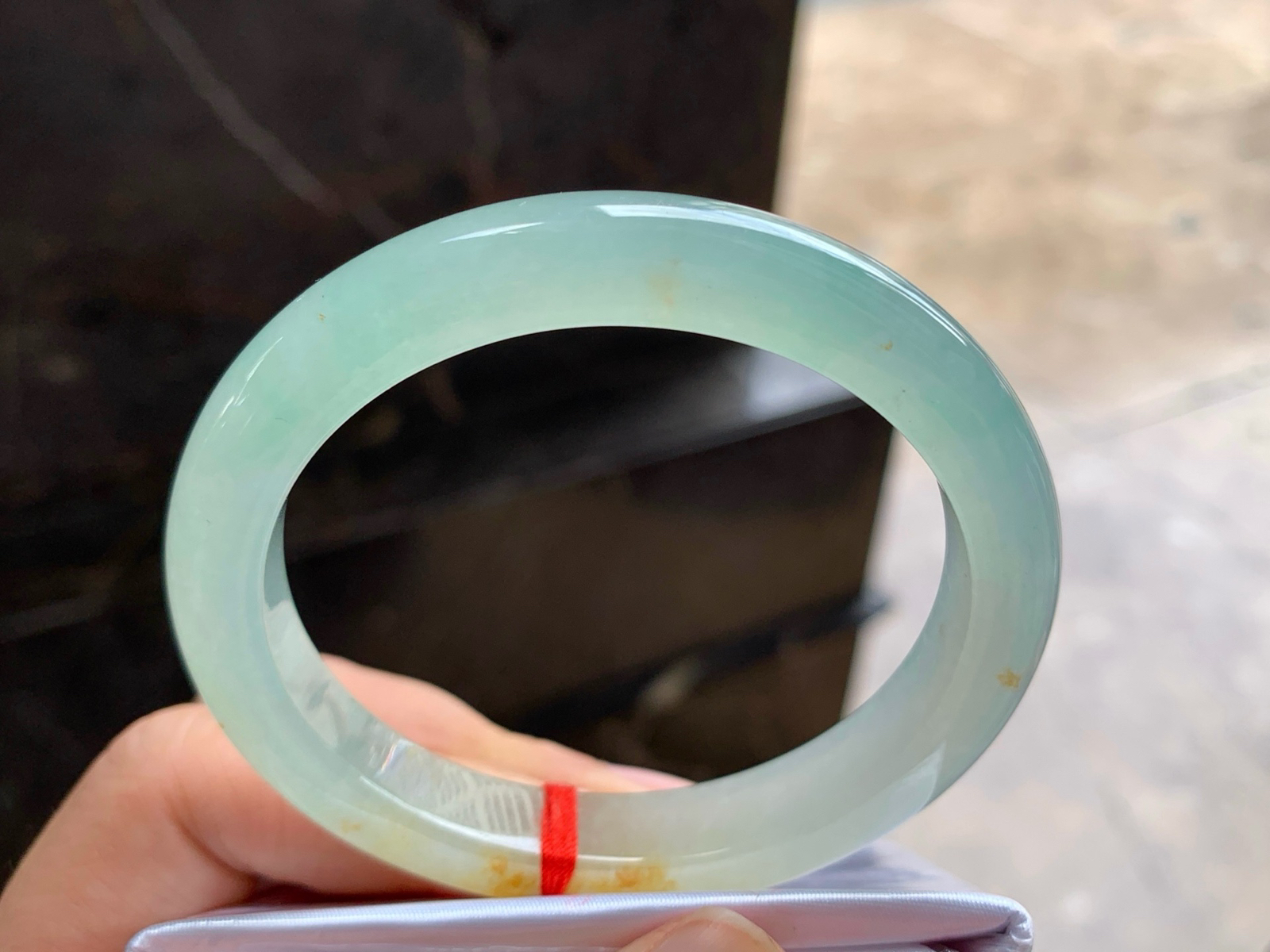 55-10.5-8.5
冰晴撒金贵妃手镯^_^飘黄翡 清新水润 正圈52 53可以带