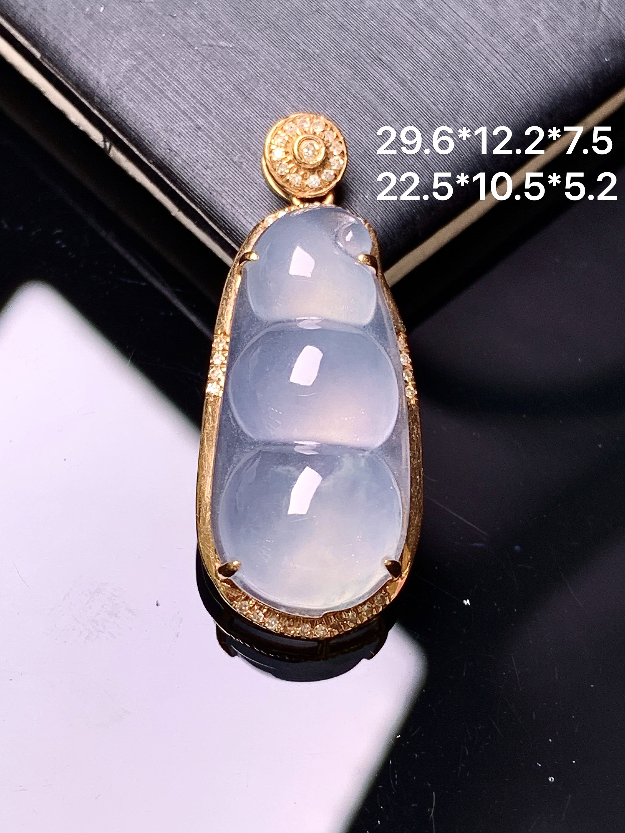 18k金钻镶嵌冰种四季豆吊坠 玉质细腻 色泽艳丽清新 整体尺寸29.6*12.2*7.5 f4