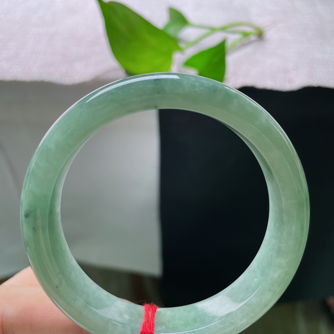 55/12.5/8.1，绿底正圈，晶体纹，满圈柔润湖绿飘花平安镯，清逸雅致，衬得身姿温婉优雅。ss55748a。