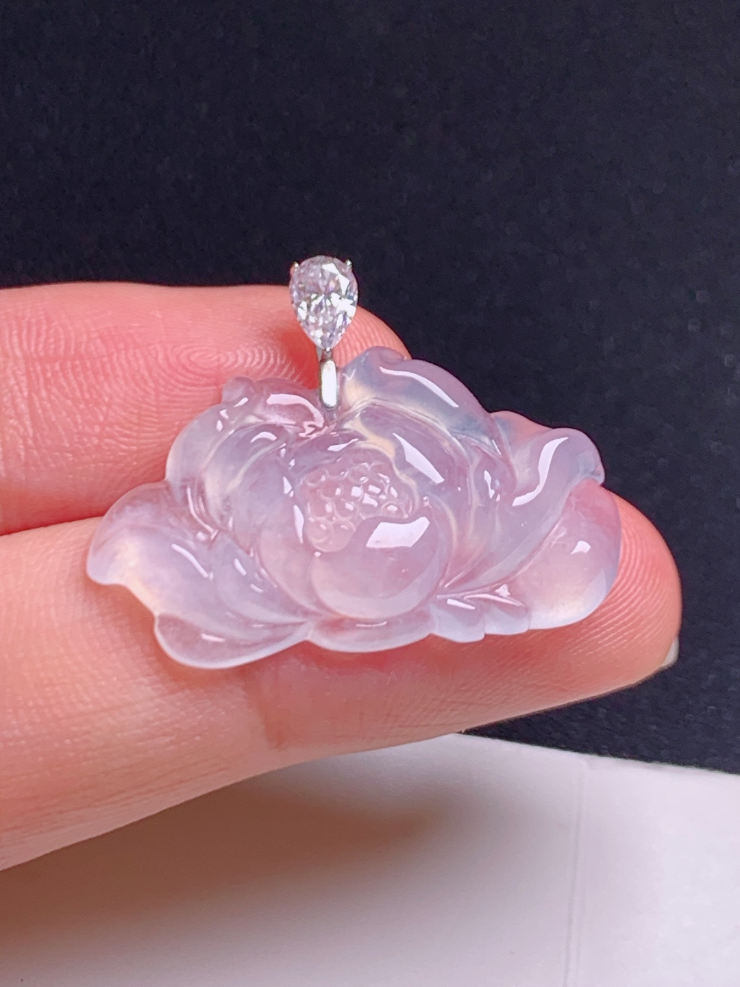 ️ 冰种莲花吊坠，冰润通透，一朵玉莲，温柔又出尘。 裸石15.8-27.5-4.3 53