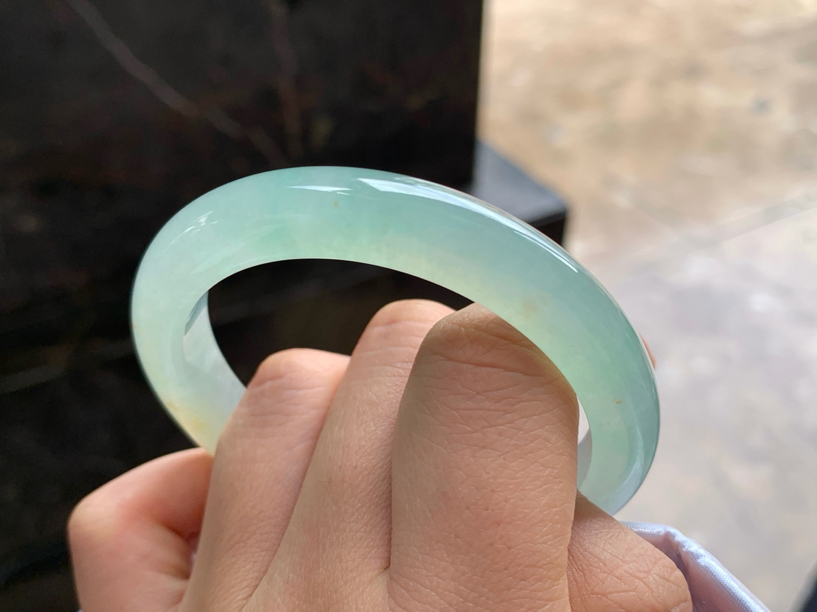 55-10.5-8.5
冰晴撒金贵妃手镯^_^飘黄翡 清新水润 正圈52 53可以带