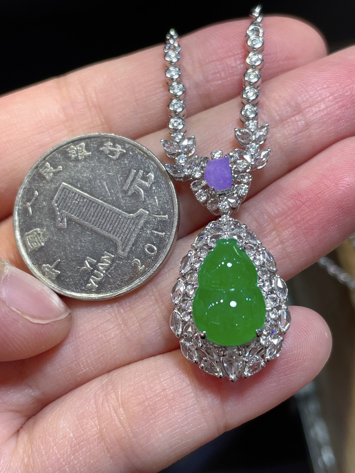 ️ 含18k金链子 性比 超美辣绿晚装款翡翠葫芦项链 高冰辣绿色，颗颗饱满起光，性比很高 18k金镶嵌，值得收藏，13.9-9.5-4.5
