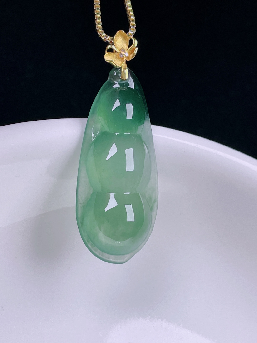 ️冰绿福豆，老种起光，细底通透，尺寸：31.6裸石26.5/11.8/6.4mm0715