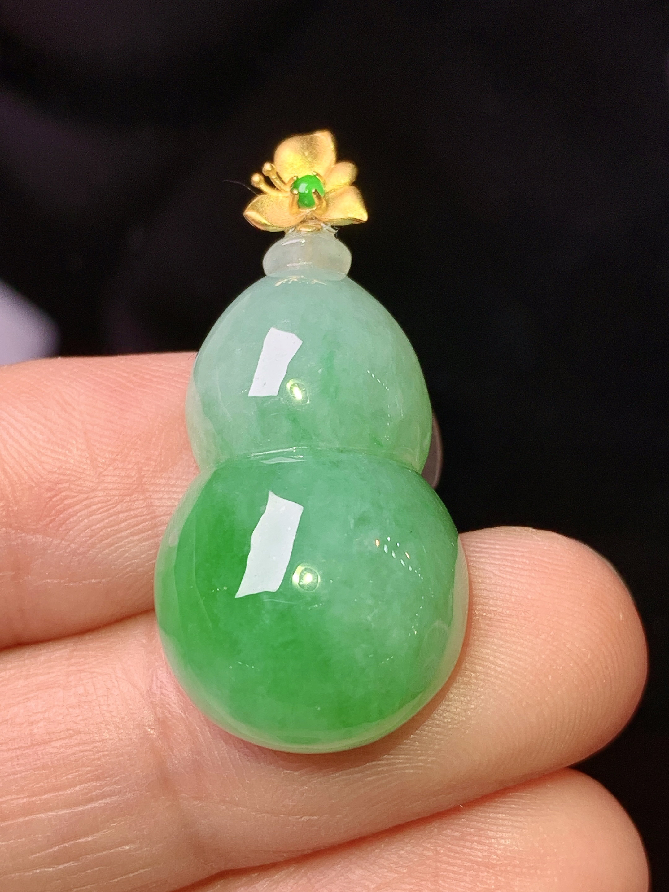 18k金镶嵌飘阳绿葫芦吊坠 玉质细腻 色泽艳丽清新 整体尺寸32.8*15*8 a3