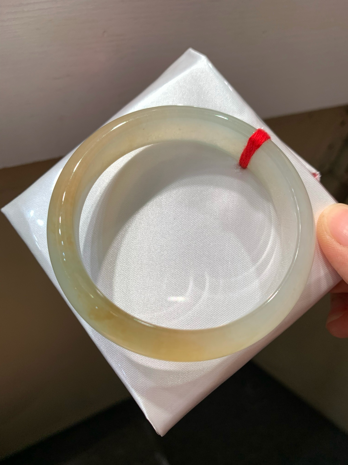 尺寸56.8/13.2/7.1，冰种黄翡手镯
冰透水润细腻