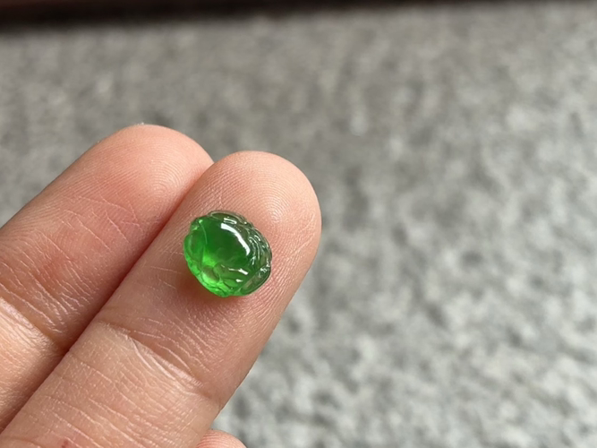 绿金蟾 尺寸：7.5×6.4