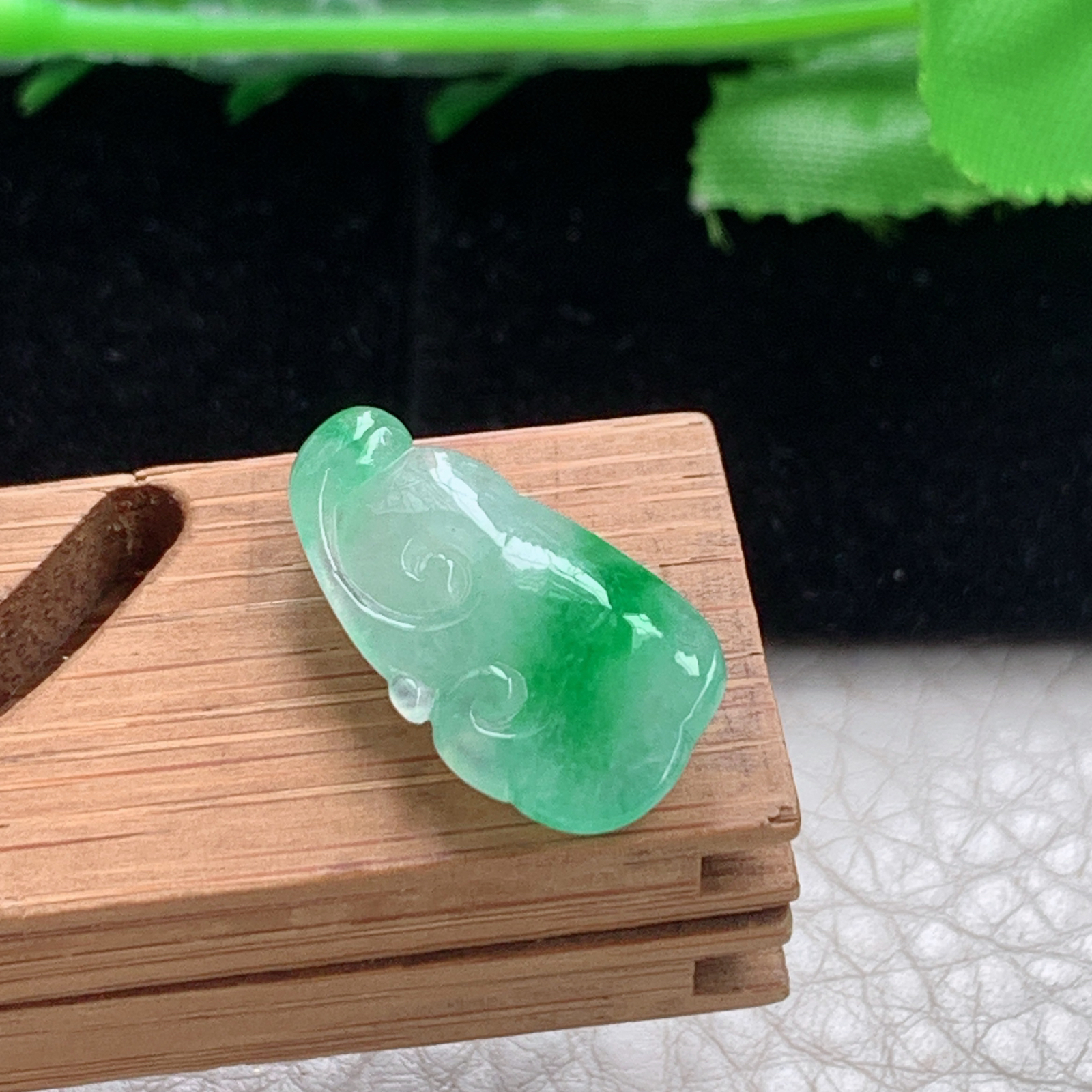 LZ实拍22*11.5*5.2天然缅甸翡翠冰透飘阳绿小如意吊坠