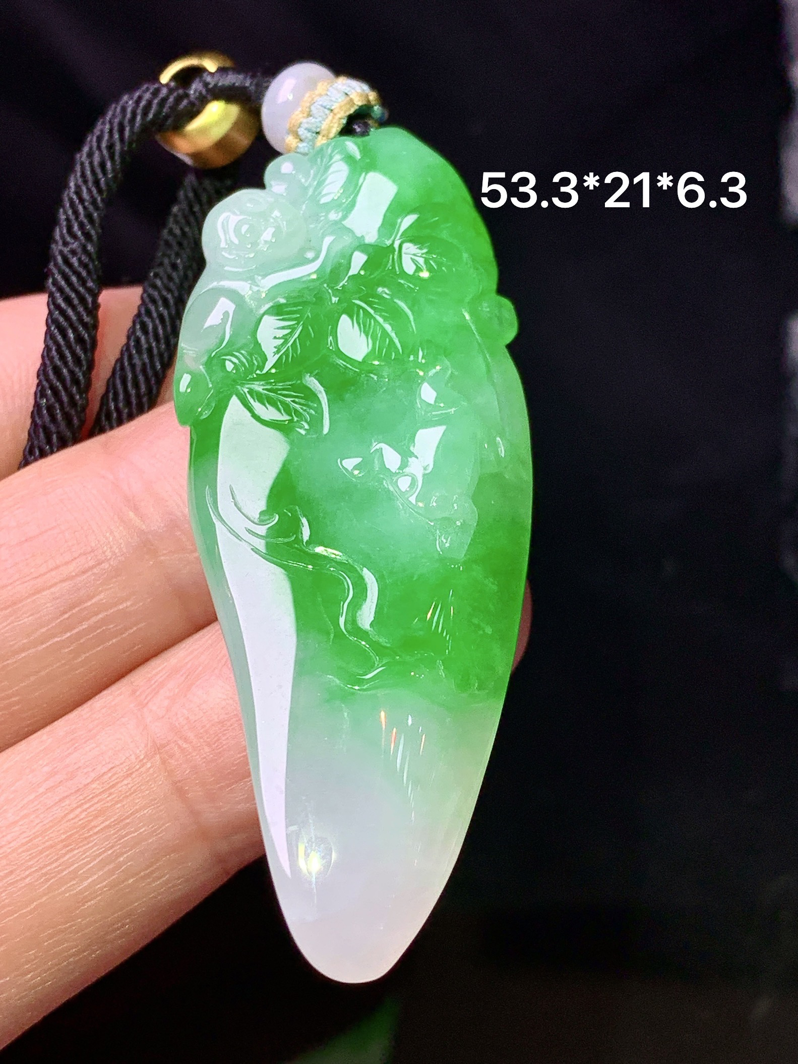 飘阳绿灵猴献寿吊坠 玉质细腻 色泽艳丽清新 整体尺寸53.3*21*6.3 w1