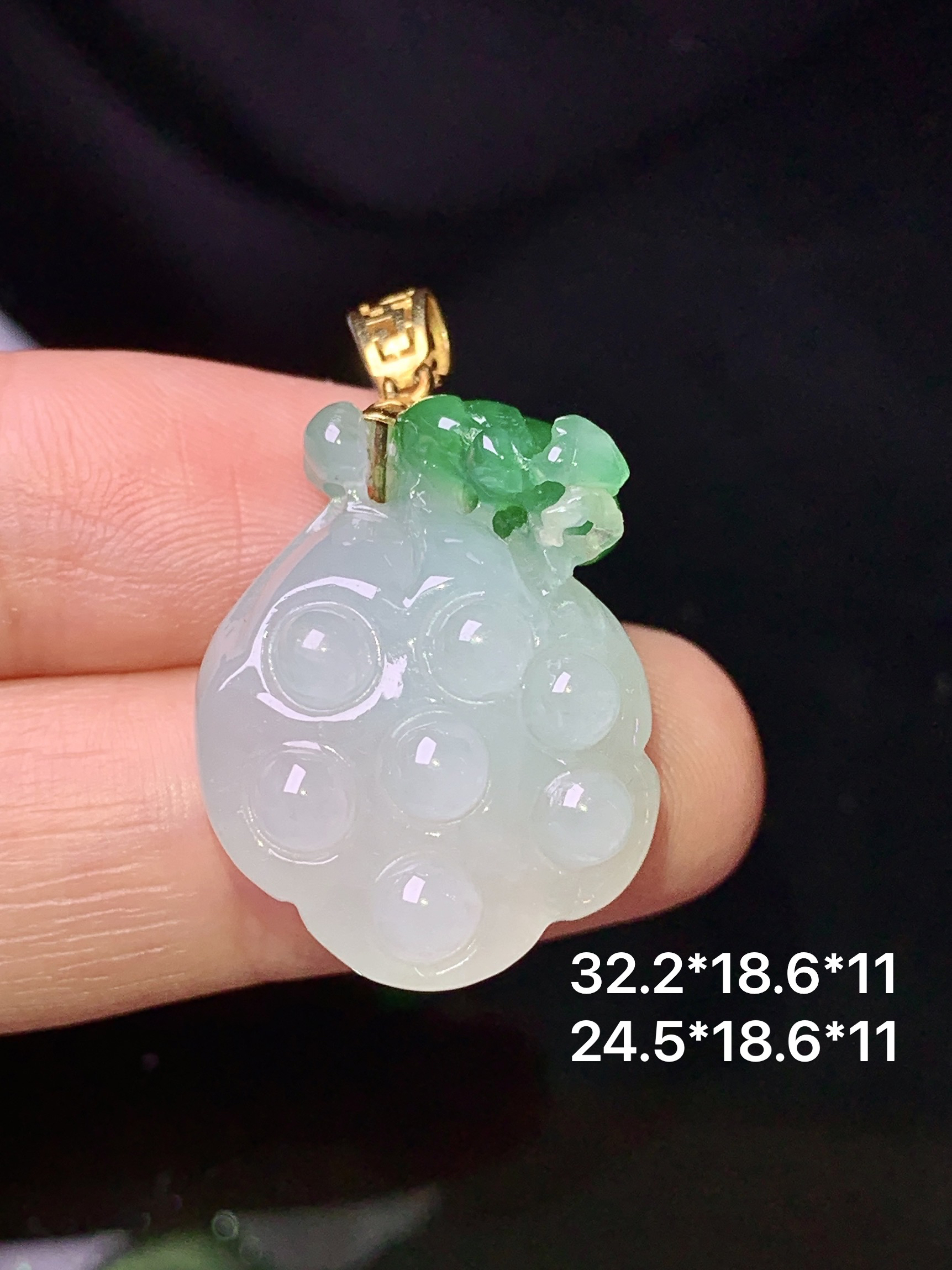 18k金镶嵌飘绿莲蓬头吊坠 玉质细腻 色泽艳丽清新 整体尺寸32.2*18.6*11 w1