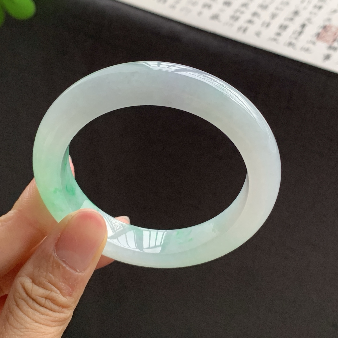 071434XY 飘绿正圈翡翠手镯 52.4-12.1-9.1