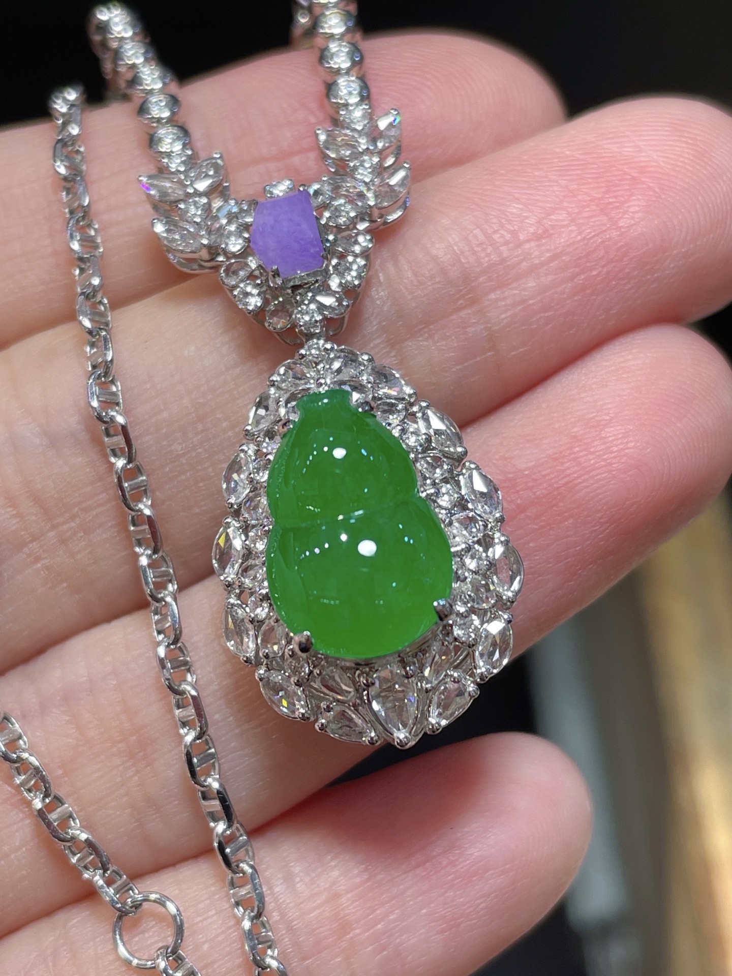 ️ 含18k金链子 性比 超美辣绿晚装款翡翠葫芦项链 高冰辣绿色，颗颗饱满起光，性比很高 18k金镶嵌，值得收藏，13.9-9.5-4.5