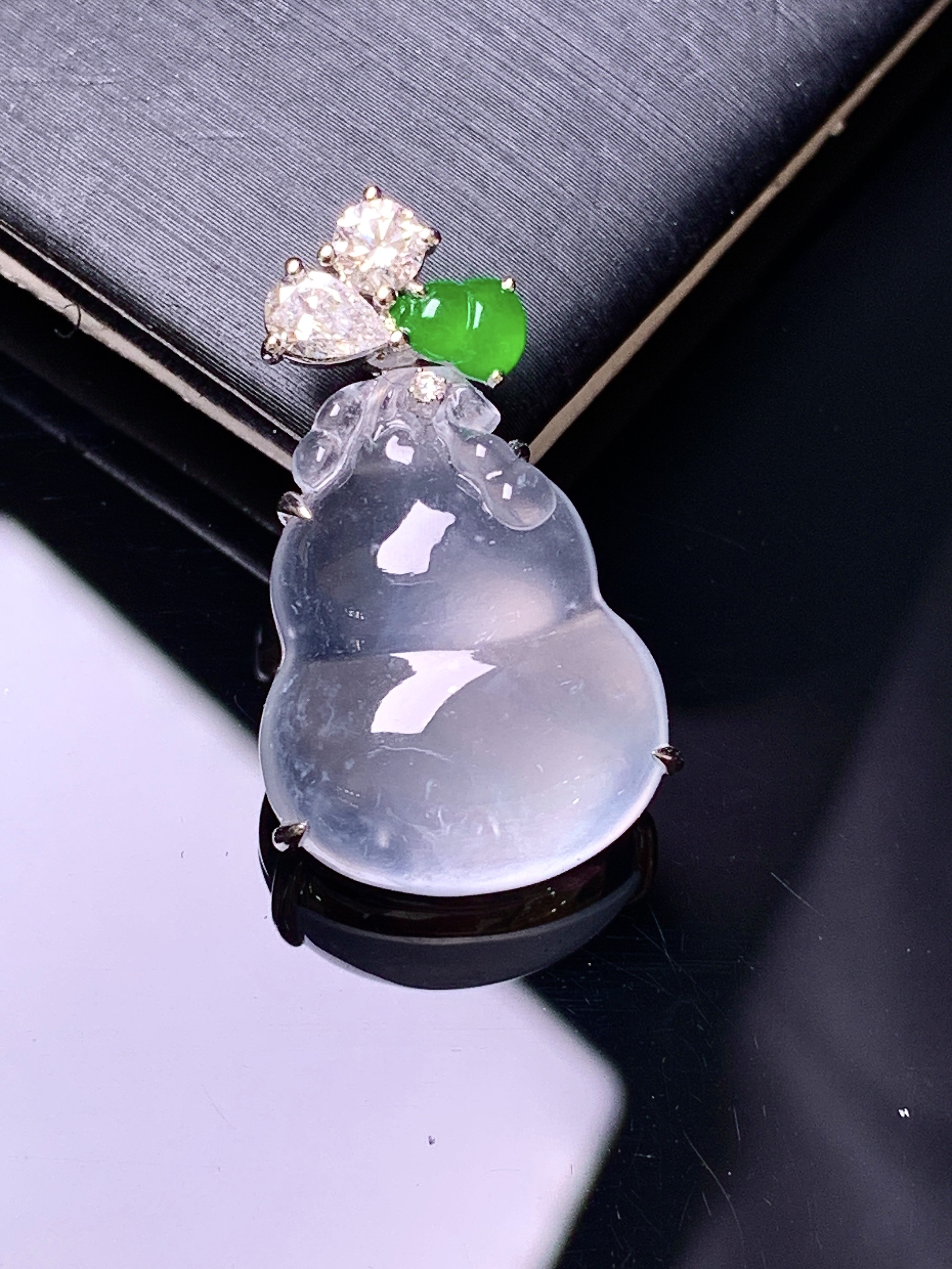 18k金钻镶嵌玻璃种葫芦吊坠 玉质细腻 色泽艳丽清新 整体尺寸25.8*15.2*7 e3