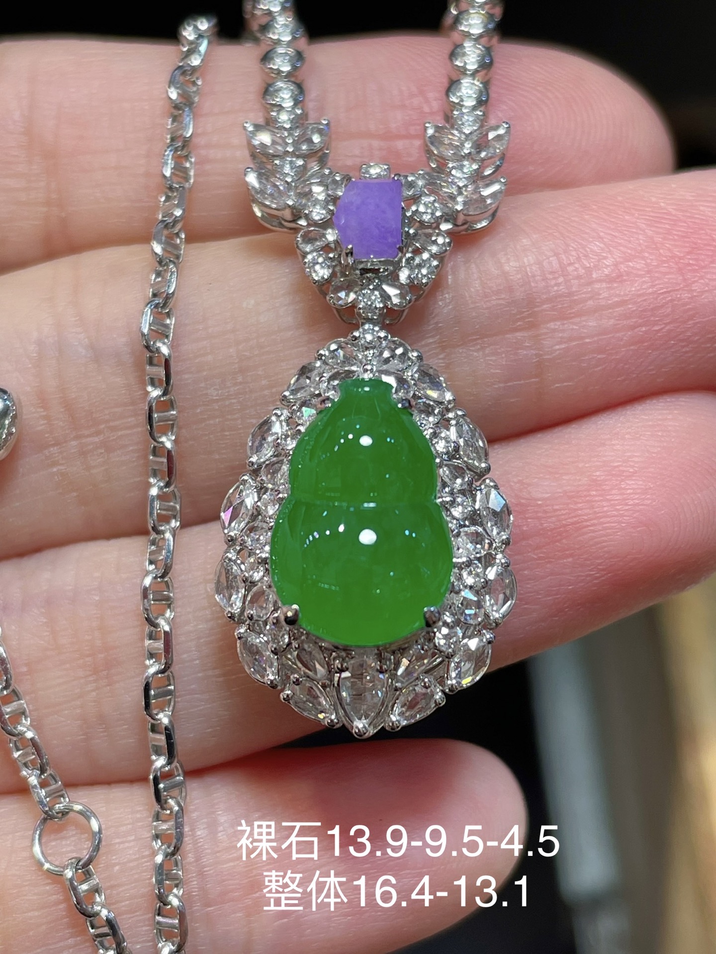 ️ 含18k金链子 性比 超美辣绿晚装款翡翠葫芦项链 高冰辣绿色，颗颗饱满起光，性比很高 18k金