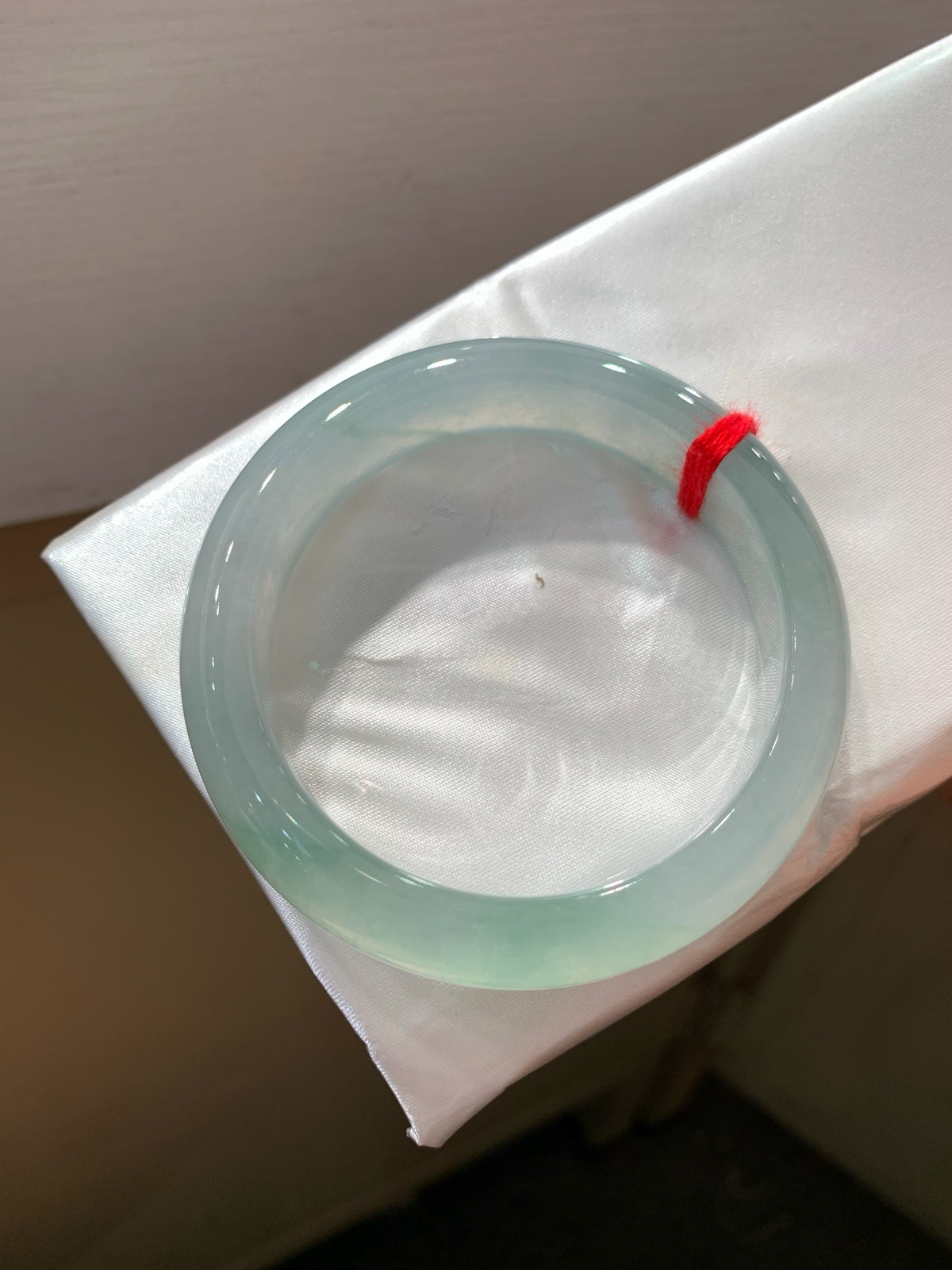 尺寸55.3/13.7/9，高冰手镯， 水润颜色漂亮 ，种老，有胶感