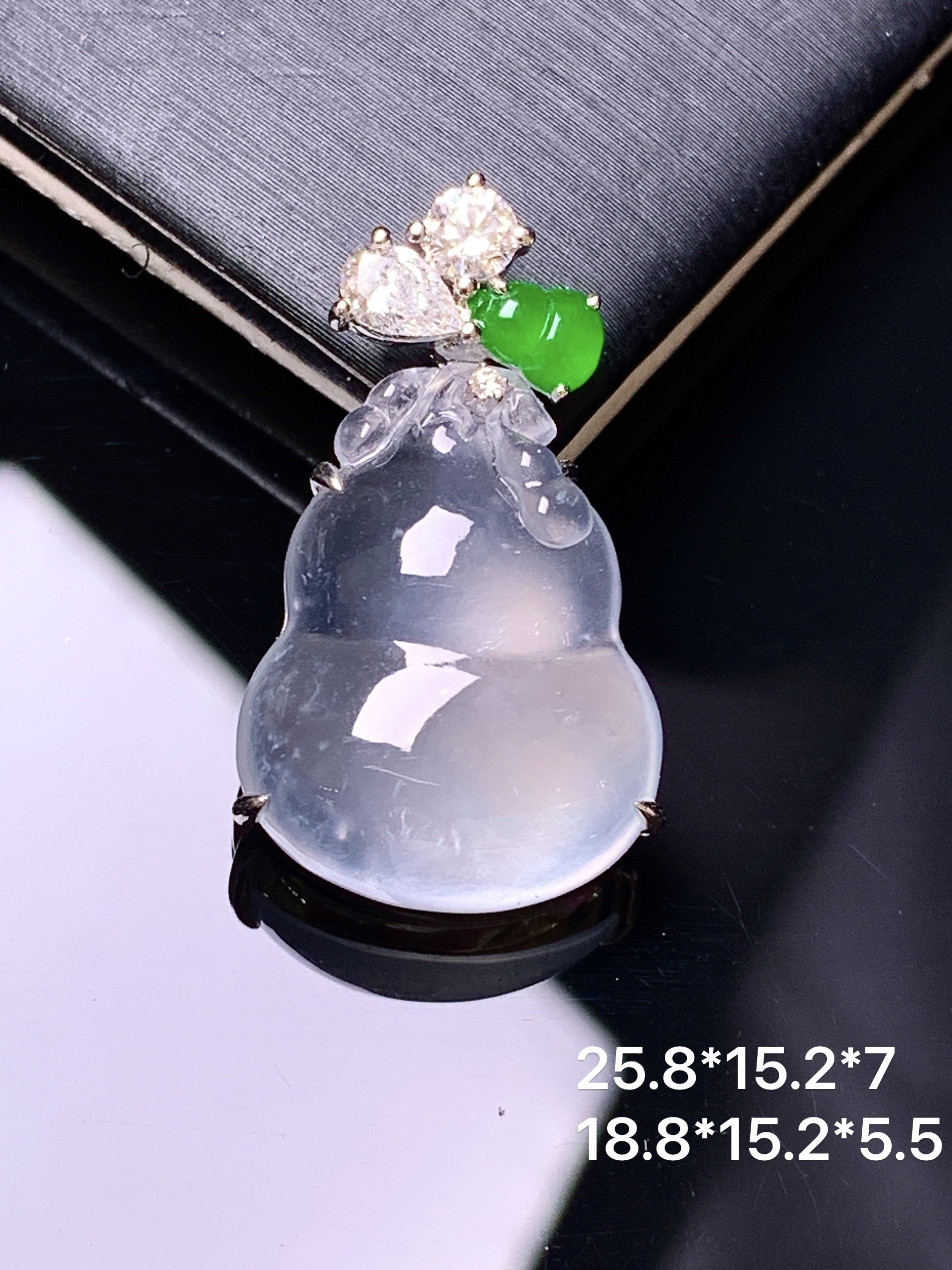 18k金钻镶嵌玻璃种葫芦吊坠 玉质细腻 色泽艳丽清新 整体尺寸25.8*15.2*7 e3