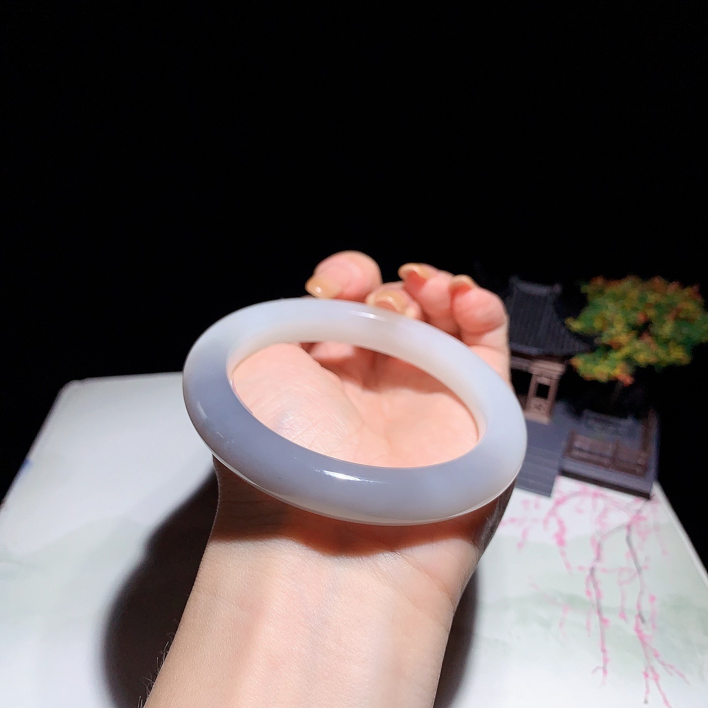 精品，和田玉59圈口白加紫罗兰色手镯玉质细腻油润 底色纯净 无裂无黑 脂粉好，品质高。
