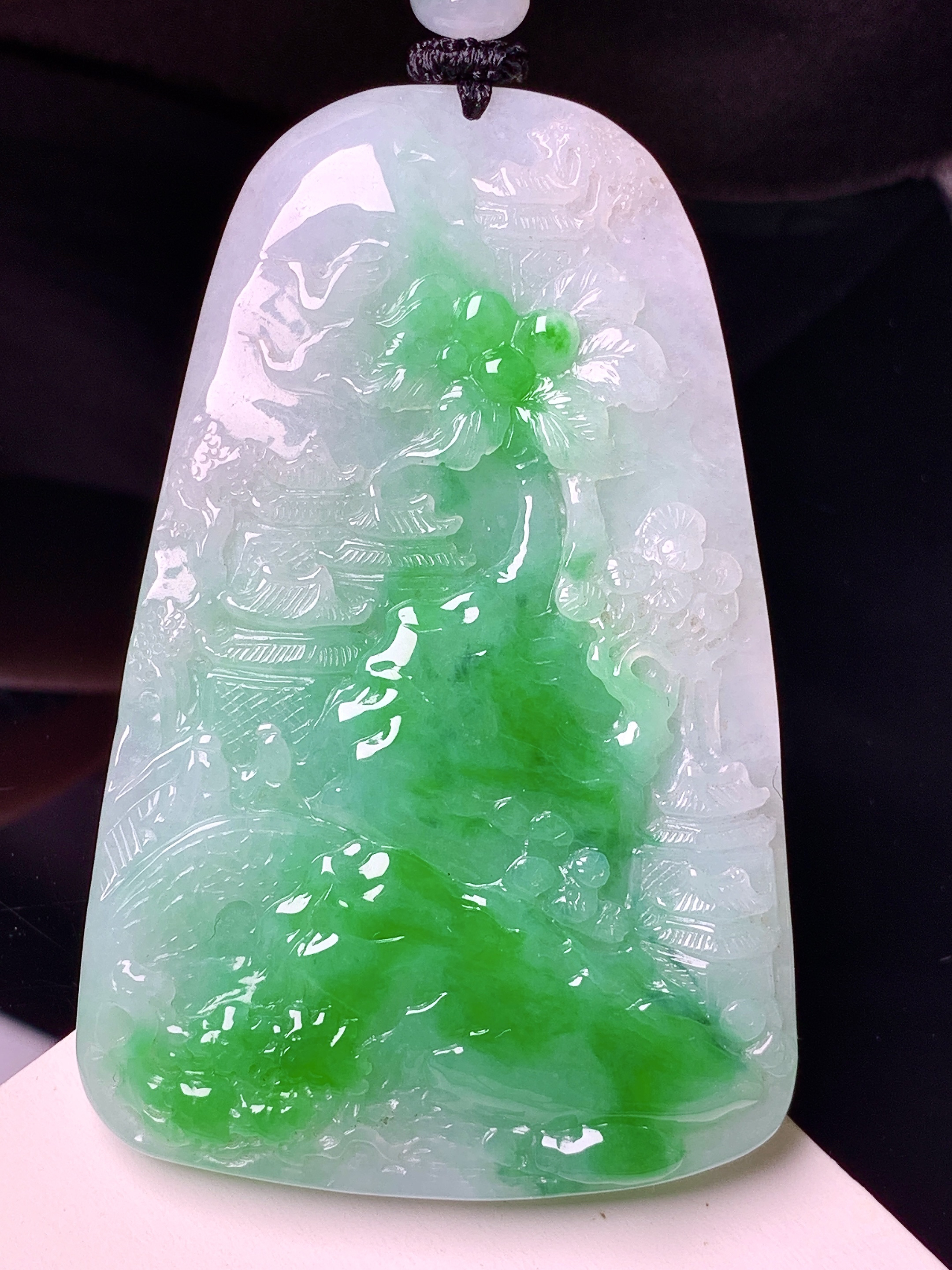 飘阳绿山水牌子吊坠 玉质细腻 色泽艳丽清新 整体尺寸65.7*42*8.2 w1