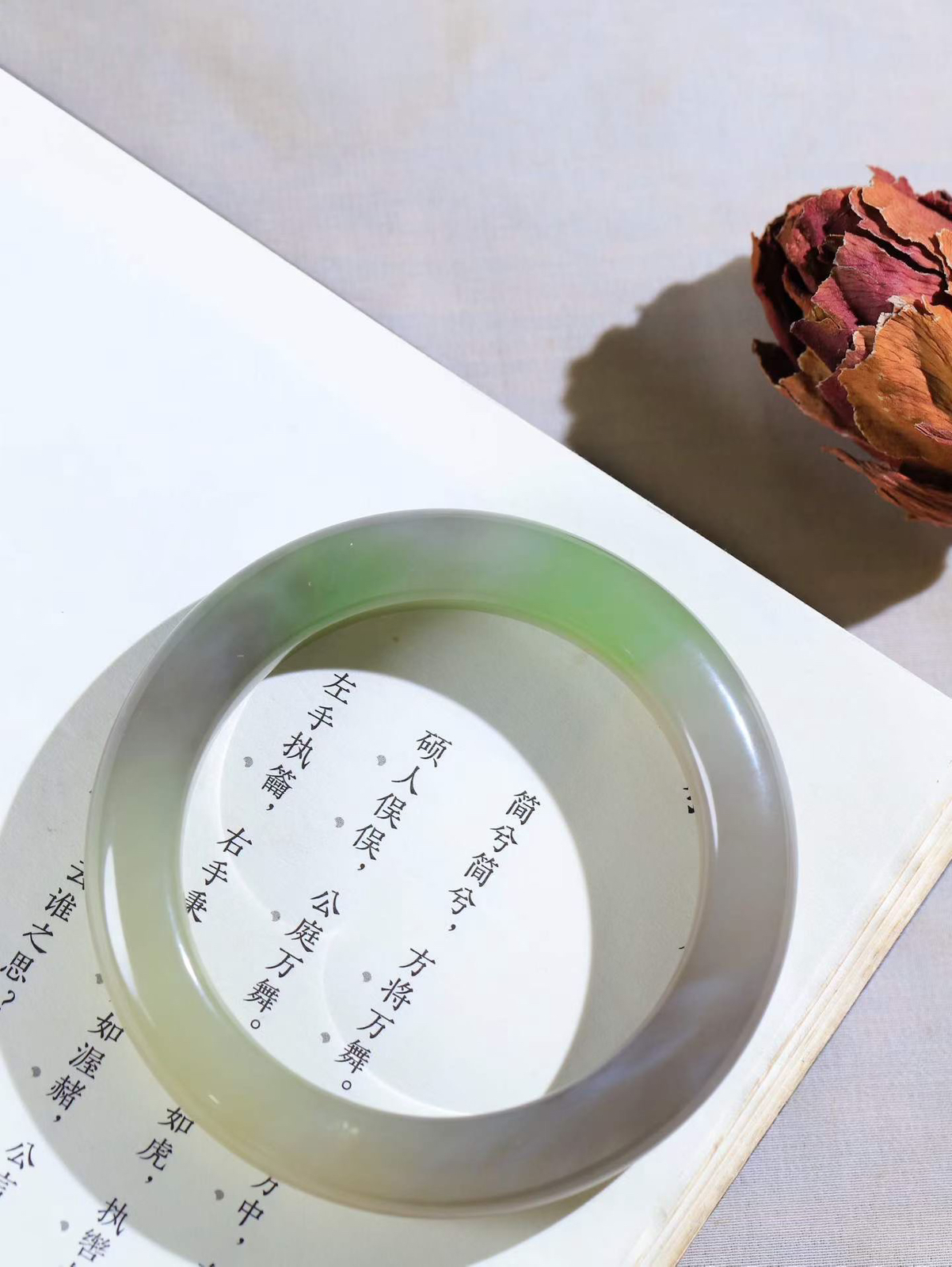 （温柔雅致.手镯）

精品️和田玉烟紫翠青双色手镯。镯型饱满，温润细腻，脂润沁香。️执一卷书，沏一盏茶，着一袭裙，戴一只镯。淡淡浅笺，素心若兰，静赏玉中诗画。悠悠岁月，芊手轻摘，盛满诗样芳华。重68.26克   内径56.5mm  尺寸11.6-10.8mm   FDL-99701521
