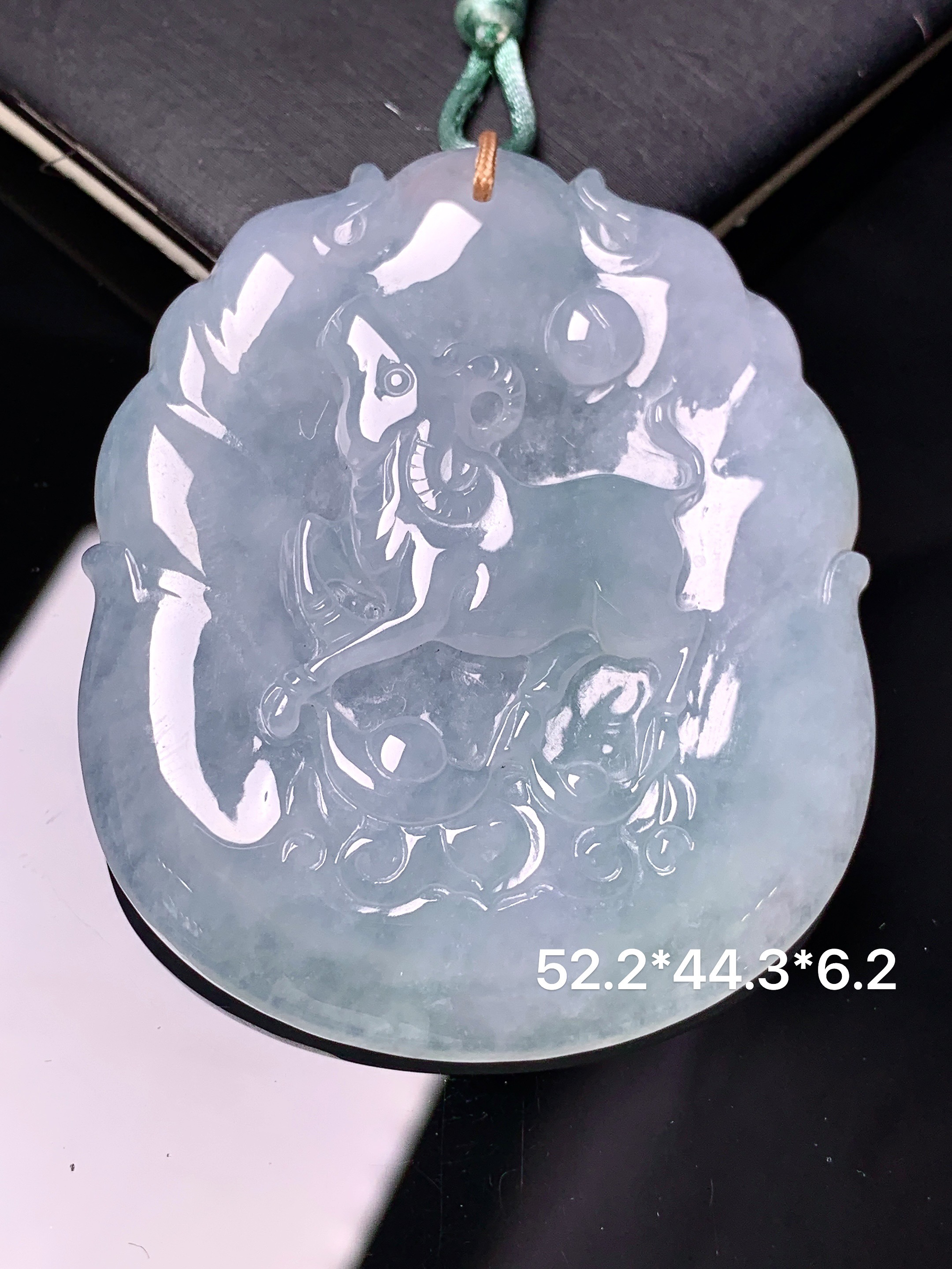 冰种生肖羊牌吊坠 玉质细腻 色泽艳丽清新 整体尺寸52.2*44.3*6.3 b2