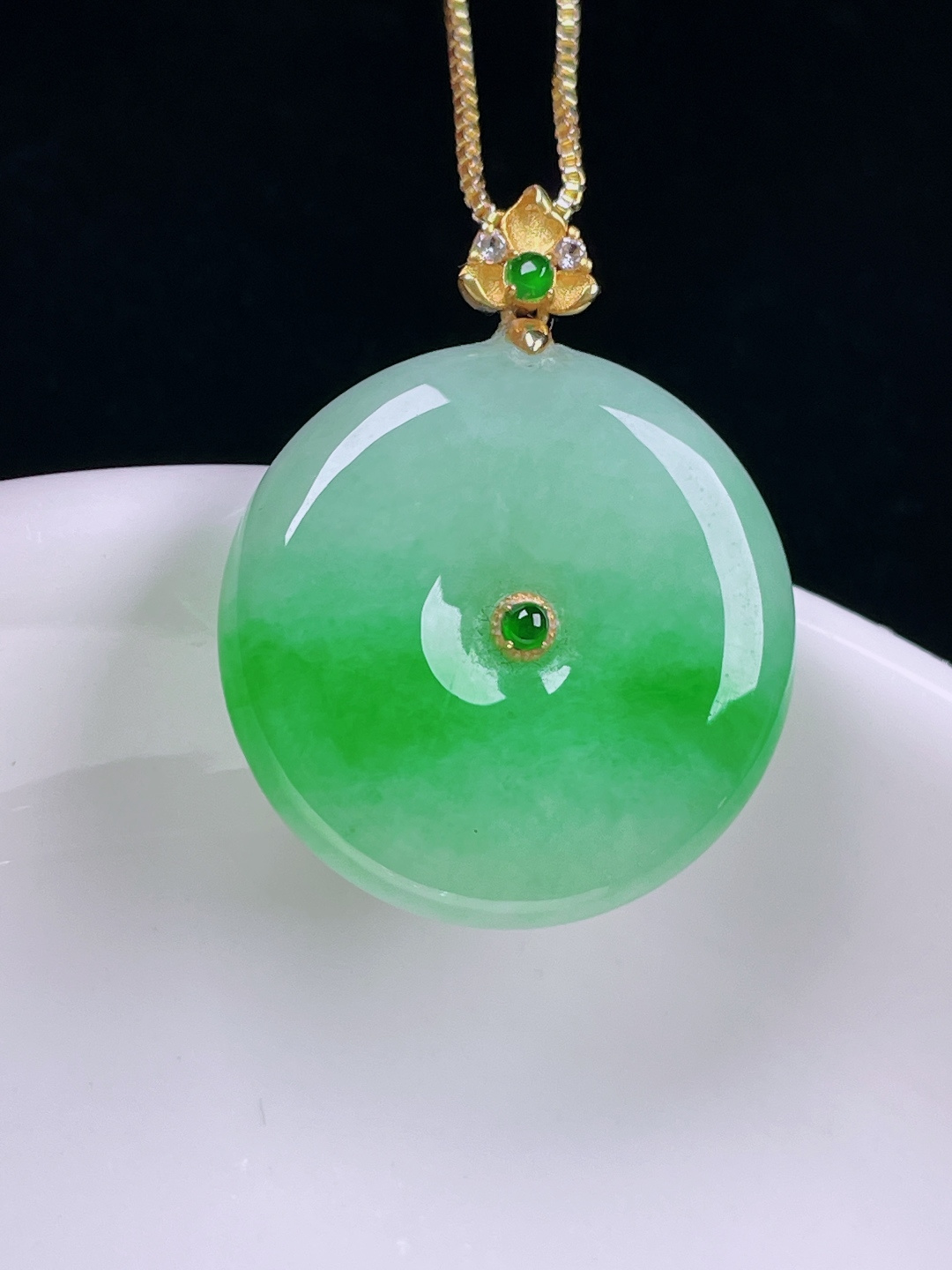 飘绿平安扣，老种起光，细底通透，尺寸：28.4/22.8/6mm0715