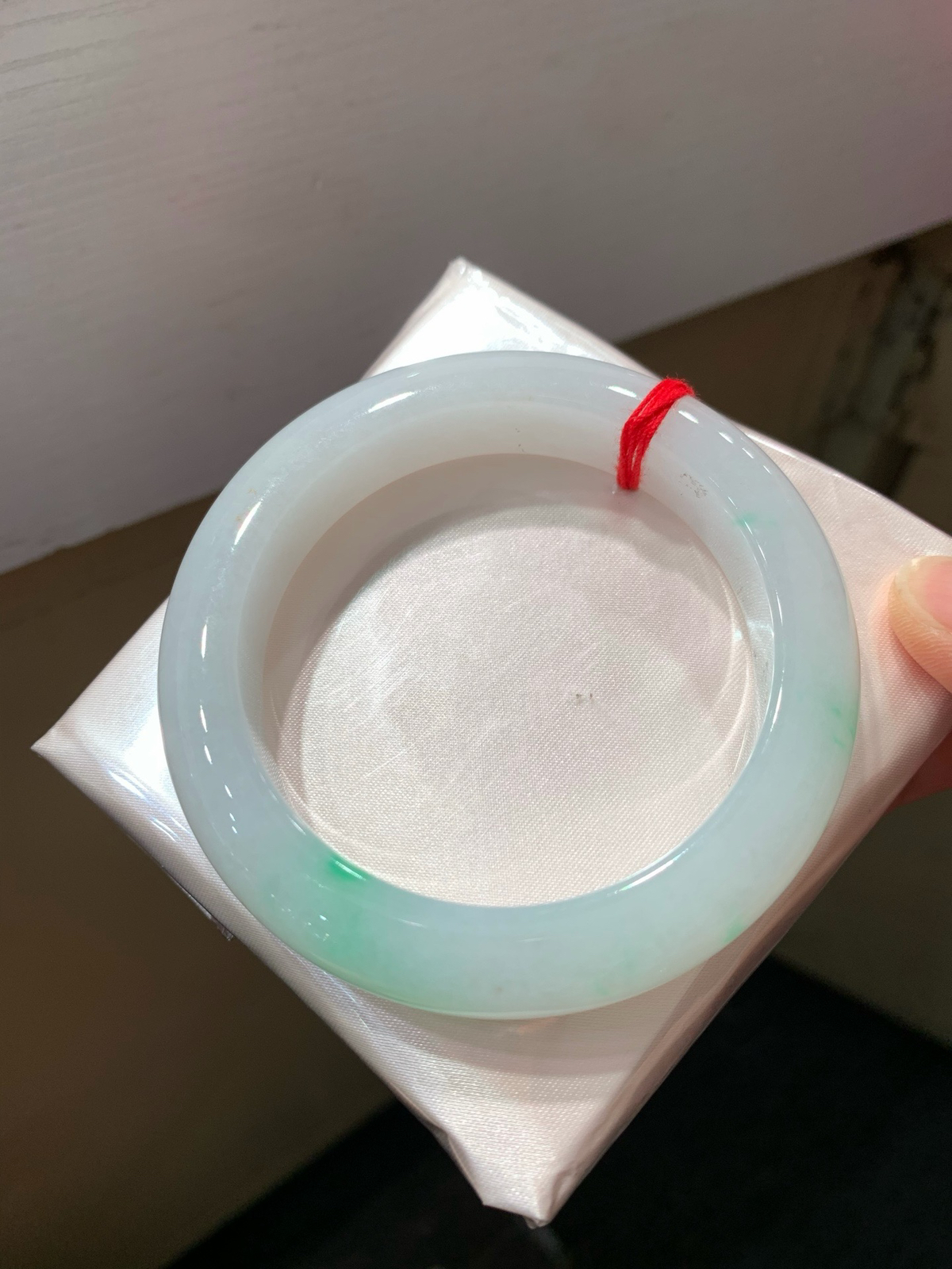 尺寸55.4/12.6/9.7，带色手镯
冰透水润细腻 清新甜美