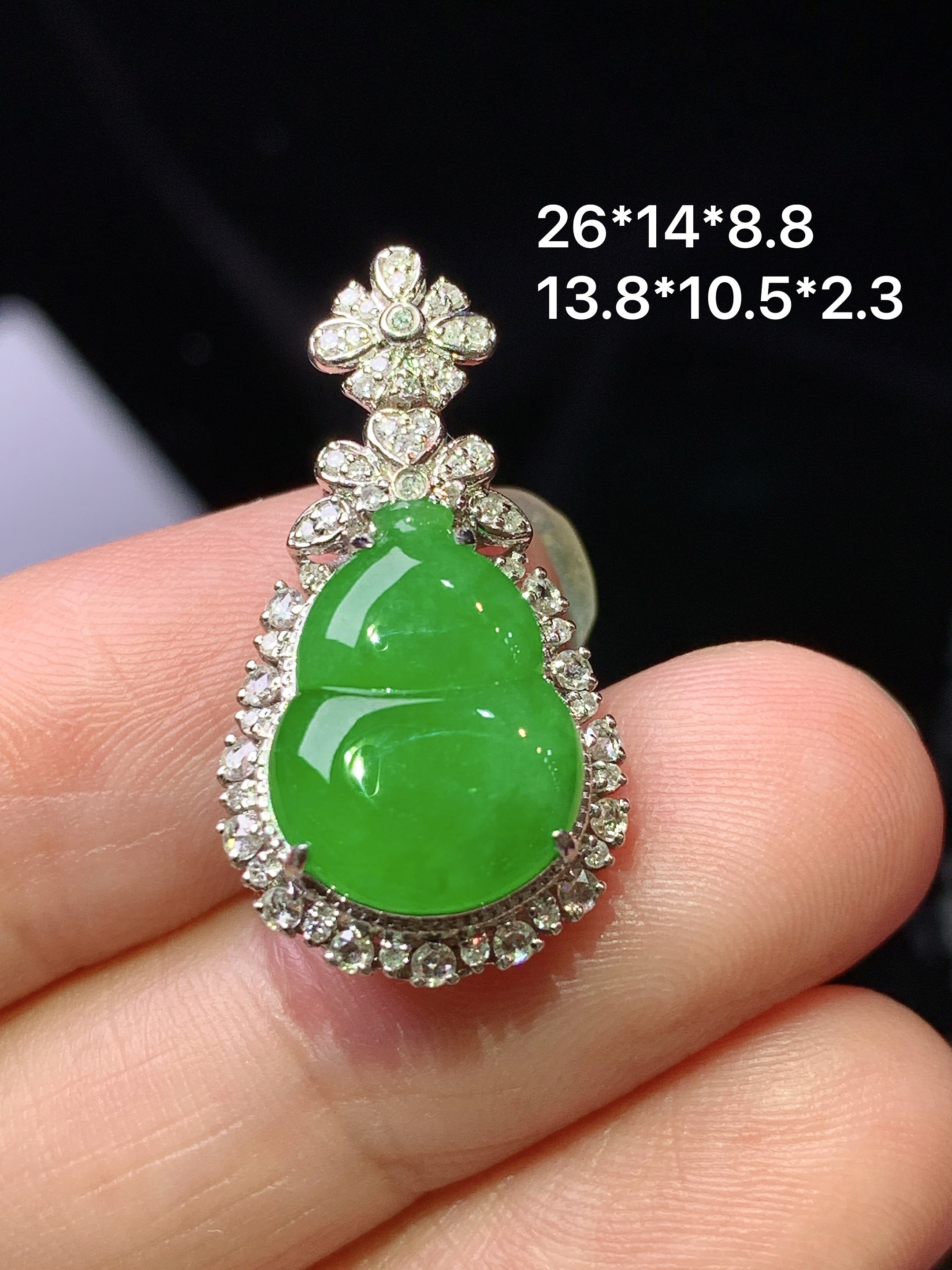 18k金钻镶嵌满绿葫芦吊坠 玉质细腻 色泽艳丽清新 整体尺寸26*14*8.8 k1
