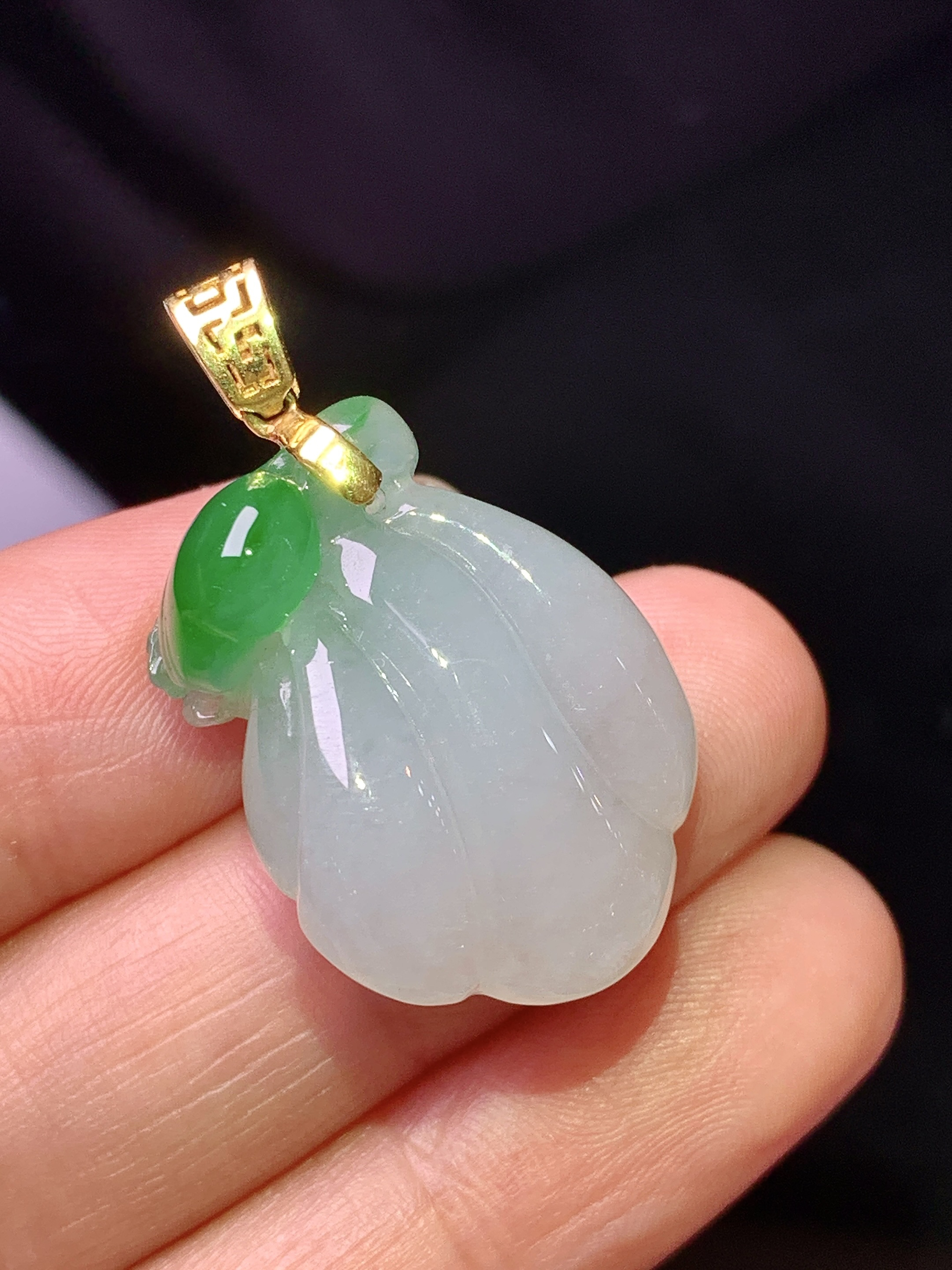 18k金镶嵌飘绿莲蓬头吊坠 玉质细腻 色泽艳丽清新 整体尺寸32.2*18.6*11 w1