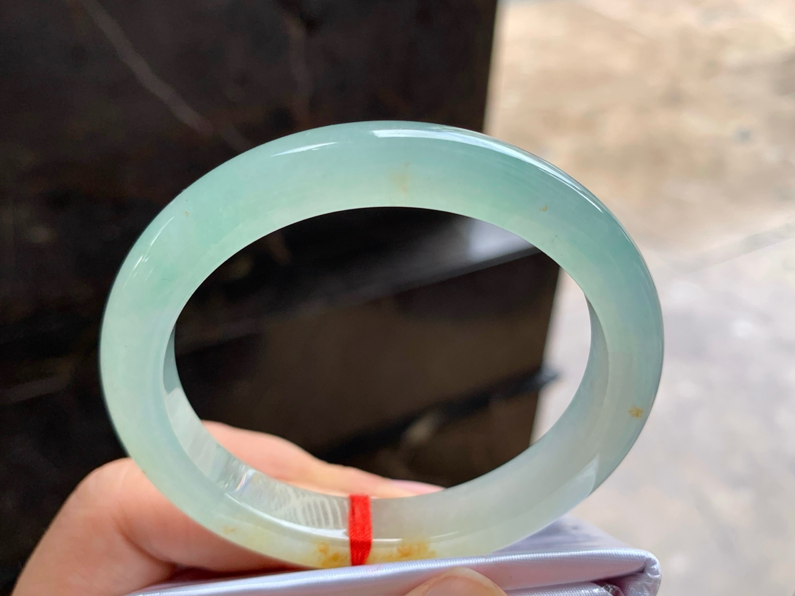 55-10.5-8.5
冰晴撒金贵妃手镯^_^飘黄翡 清新水润 正圈52 53可以带