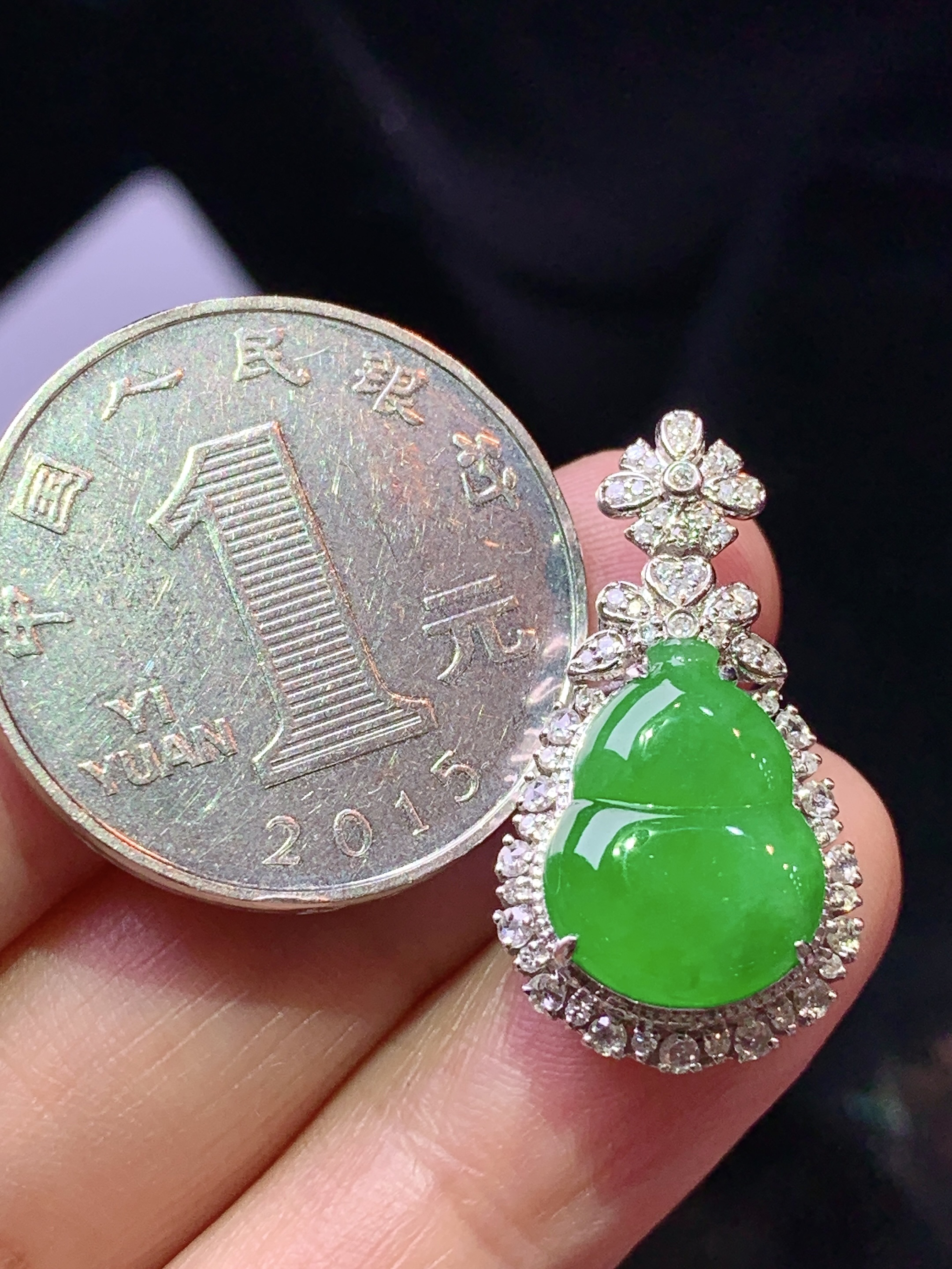 18k金钻镶嵌满绿葫芦吊坠 玉质细腻 色泽艳丽清新 整体尺寸26*14*8.8 k1