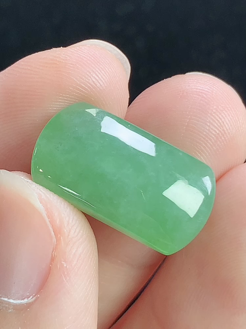 果绿马鞍戒面，无裂，尺寸20.2-10.6-6.2mm，Q15cdg
