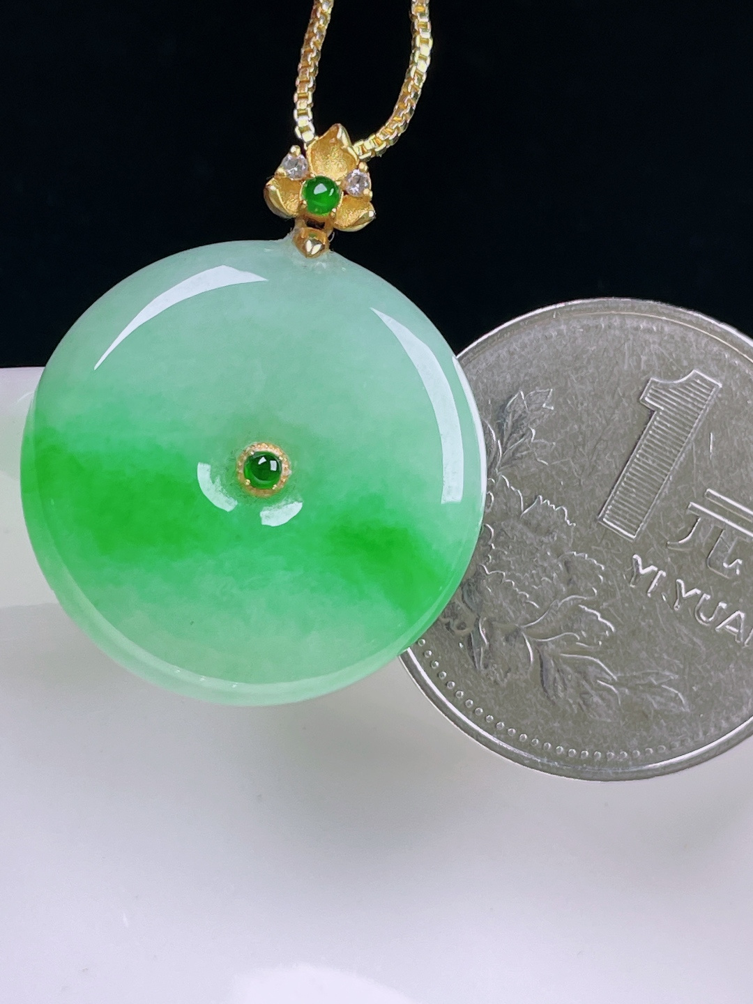 飘绿平安扣，老种起光，细底通透，尺寸：28.4/22.8/6mm0715