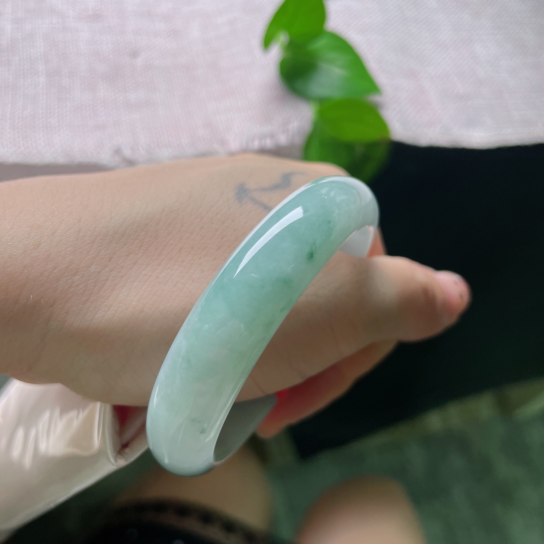 52.6（49）/12.4/7.2，飘花贵妃，无裂，浅蓝融玉，碎翠如烟，自带清冽远山诗意。ss55702a。