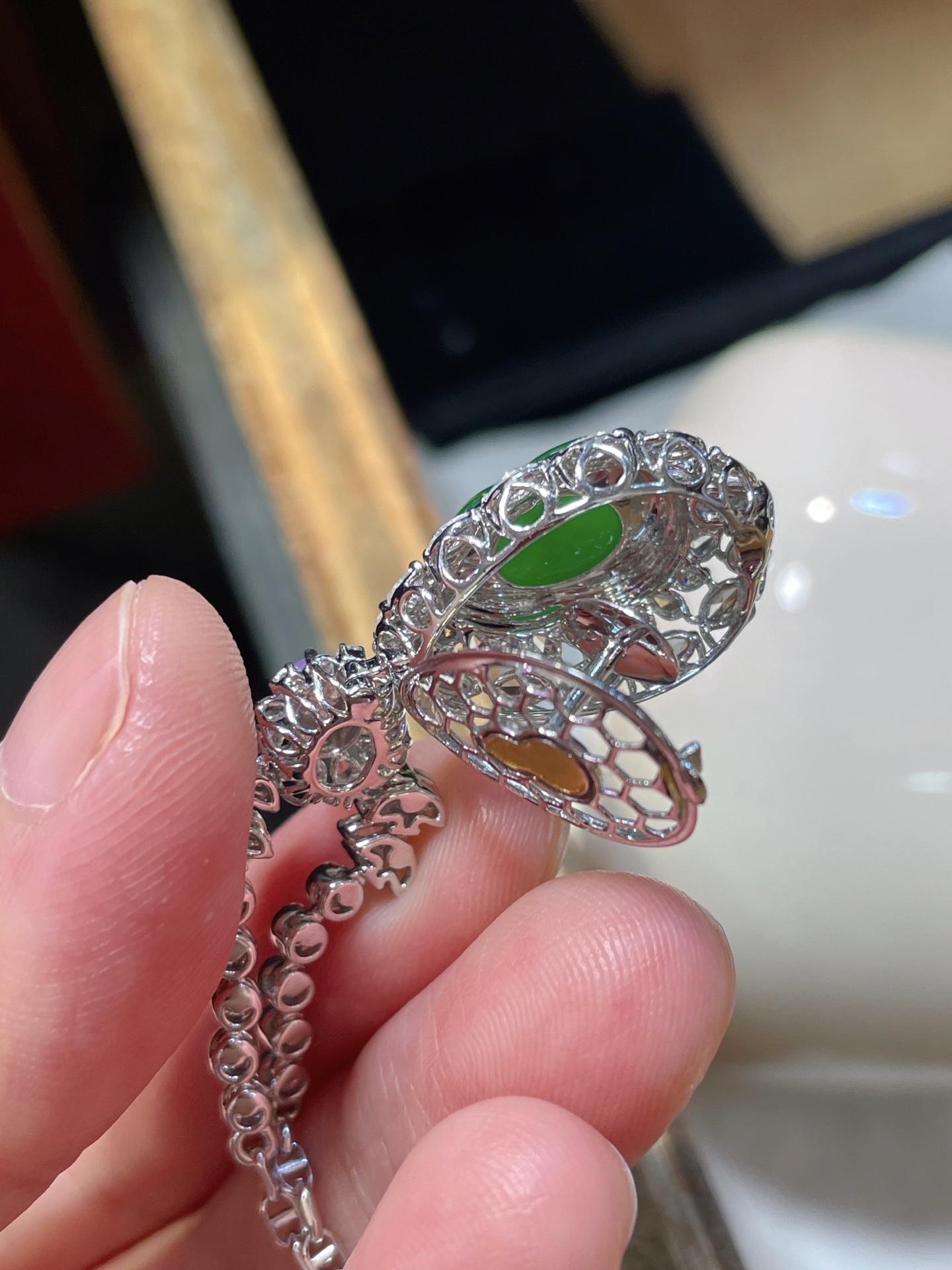️ 含18k金链子 性比 超美辣绿晚装款翡翠葫芦项链 高冰辣绿色，颗颗饱满起光，性比很高 18k金镶嵌，值得收藏，13.9-9.5-4.5