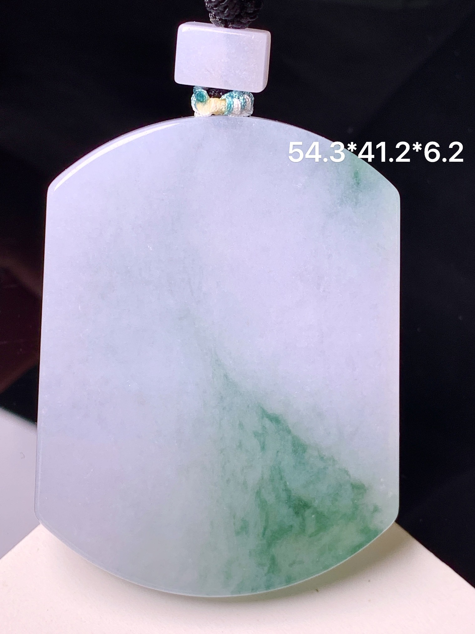 飘绿无事牌吊坠 玉质细腻 色泽艳丽清新 整体尺寸54.3*41.2*6.2 a5