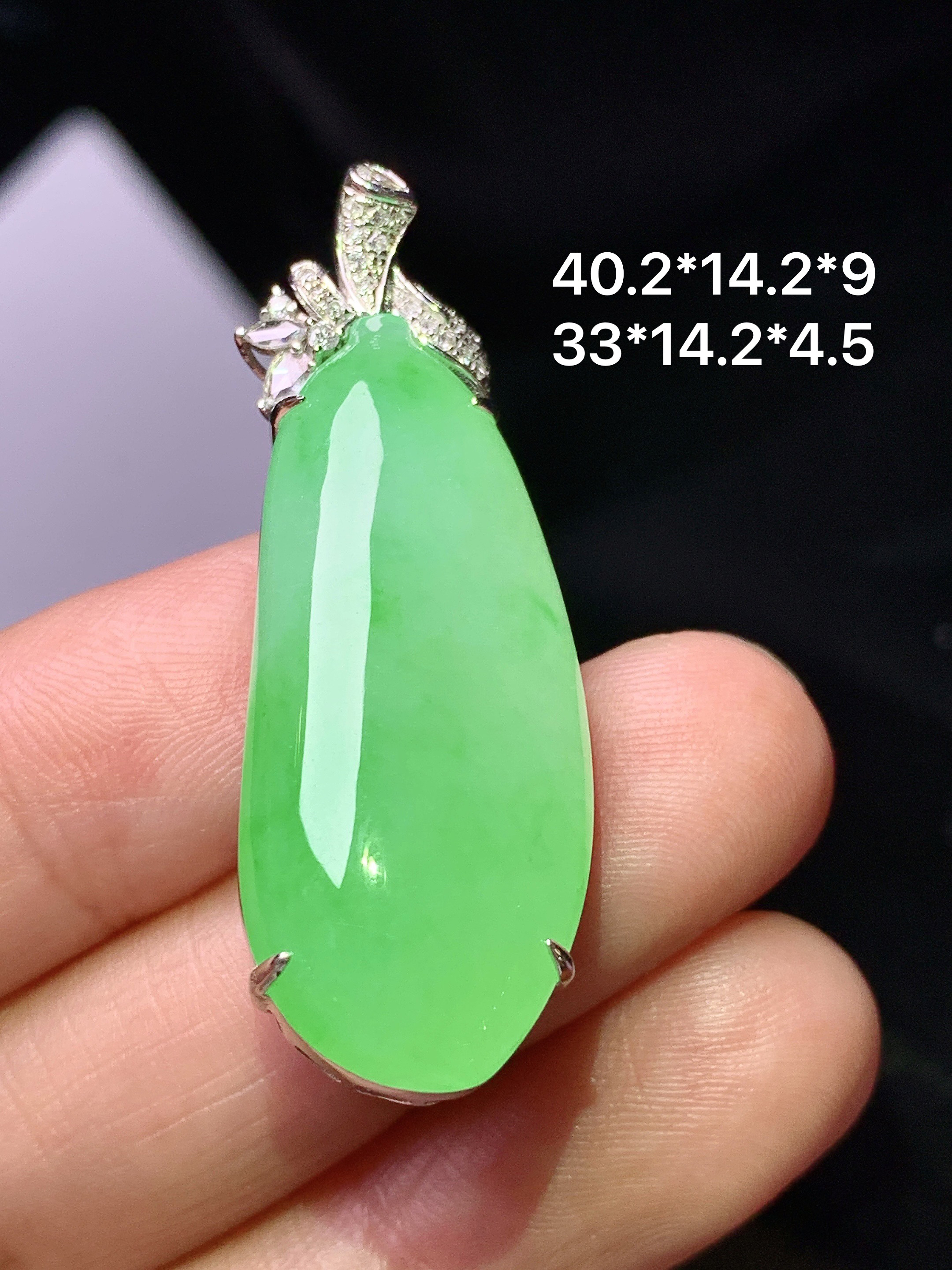 18k金钻镶嵌冰阳绿福瓜吊坠 玉质细腻 色泽艳丽清新 整体尺寸40.2*14.2*9 f1