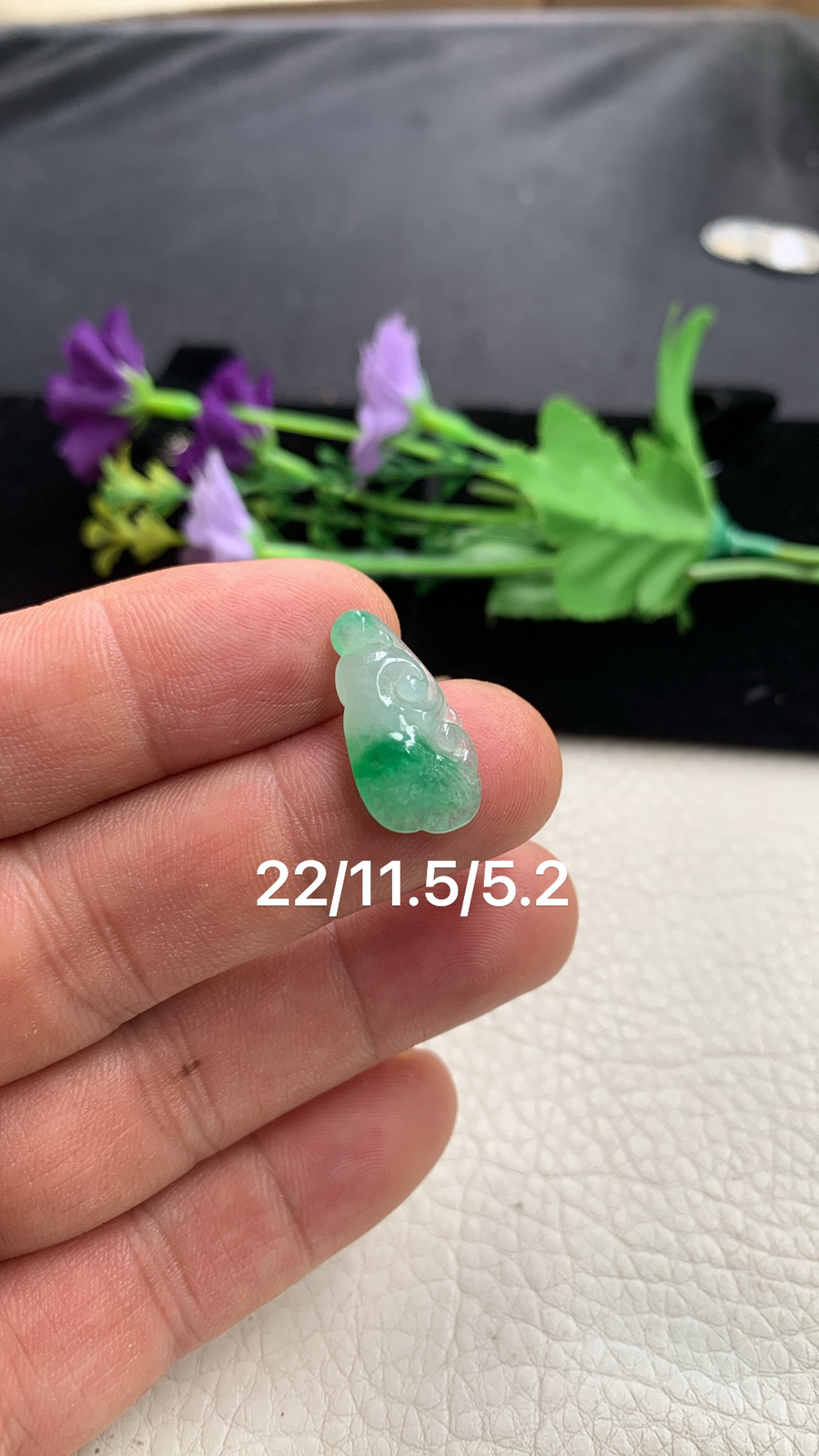 LZ实拍22*11.5*5.2天然缅甸翡翠冰透飘阳绿小如意吊坠