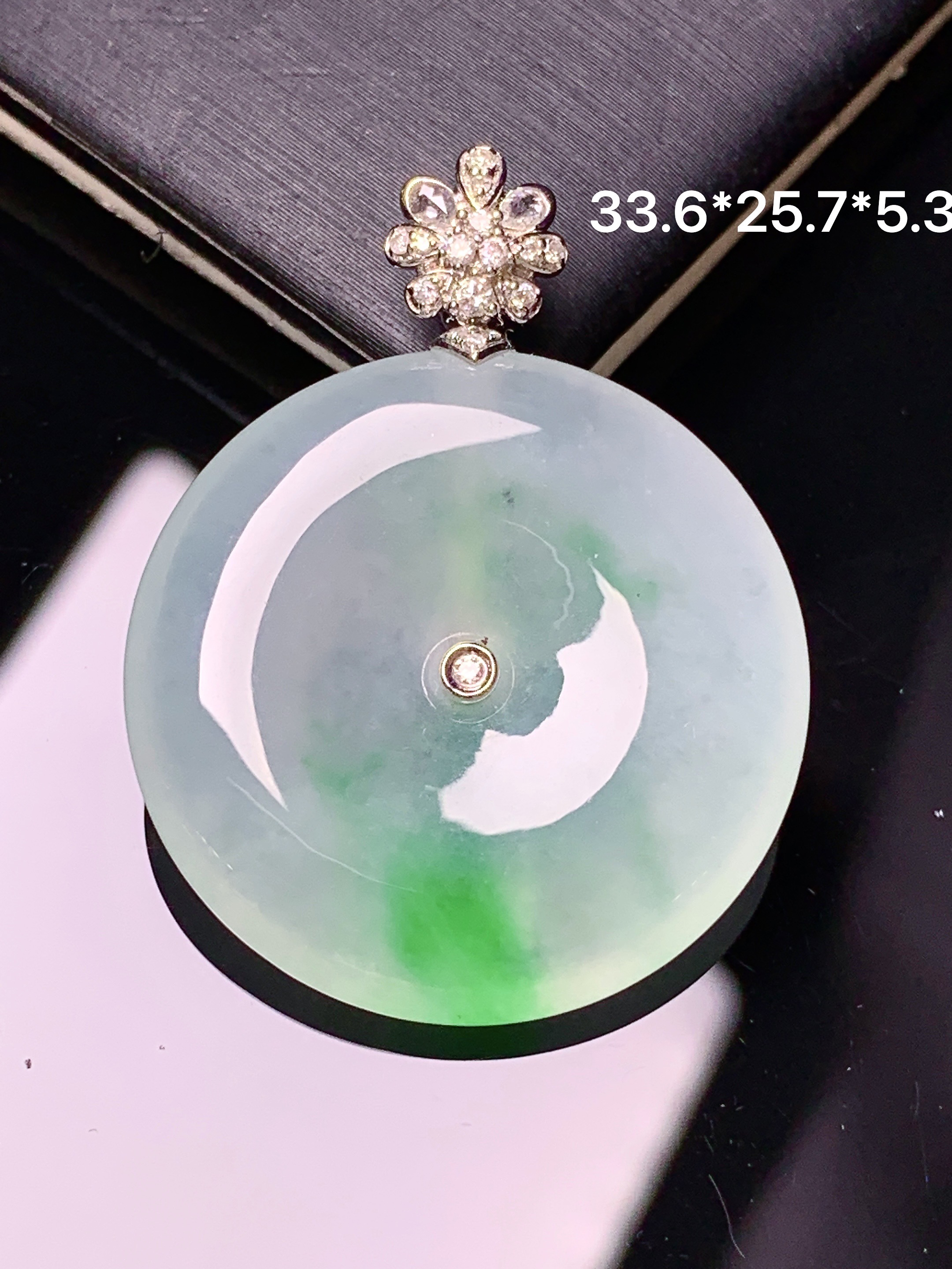 18k金钻镶嵌飘绿平安扣吊坠 玉质细腻 色泽艳丽清新 整体尺寸33.6*25.7*5.3 x9
