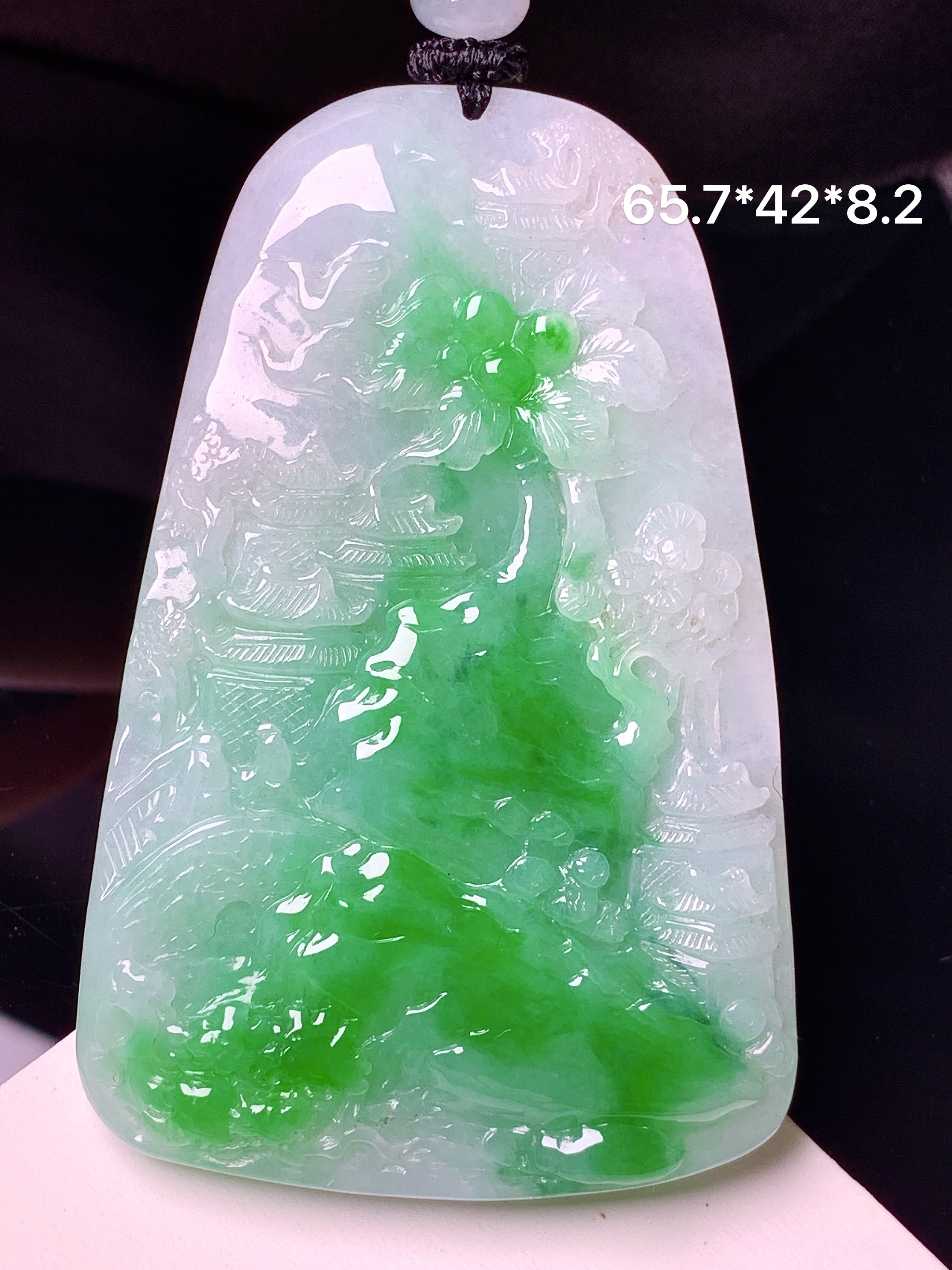 飘阳绿山水牌子吊坠 玉质细腻 色泽艳丽清新 整体尺寸65.7*42*8.2 w1
