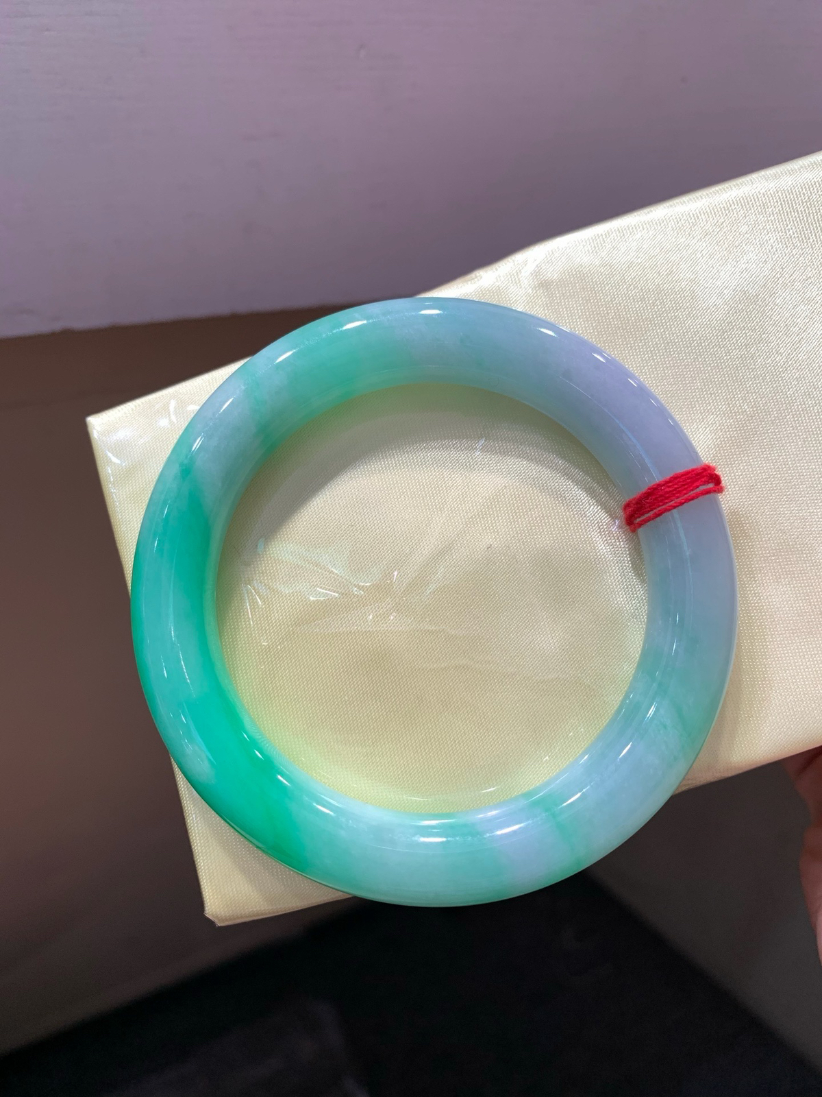 尺寸54.8/10.2，辣绿圆条手镯，水润细腻
色辣种老 古色古香 鲜艳亮丽