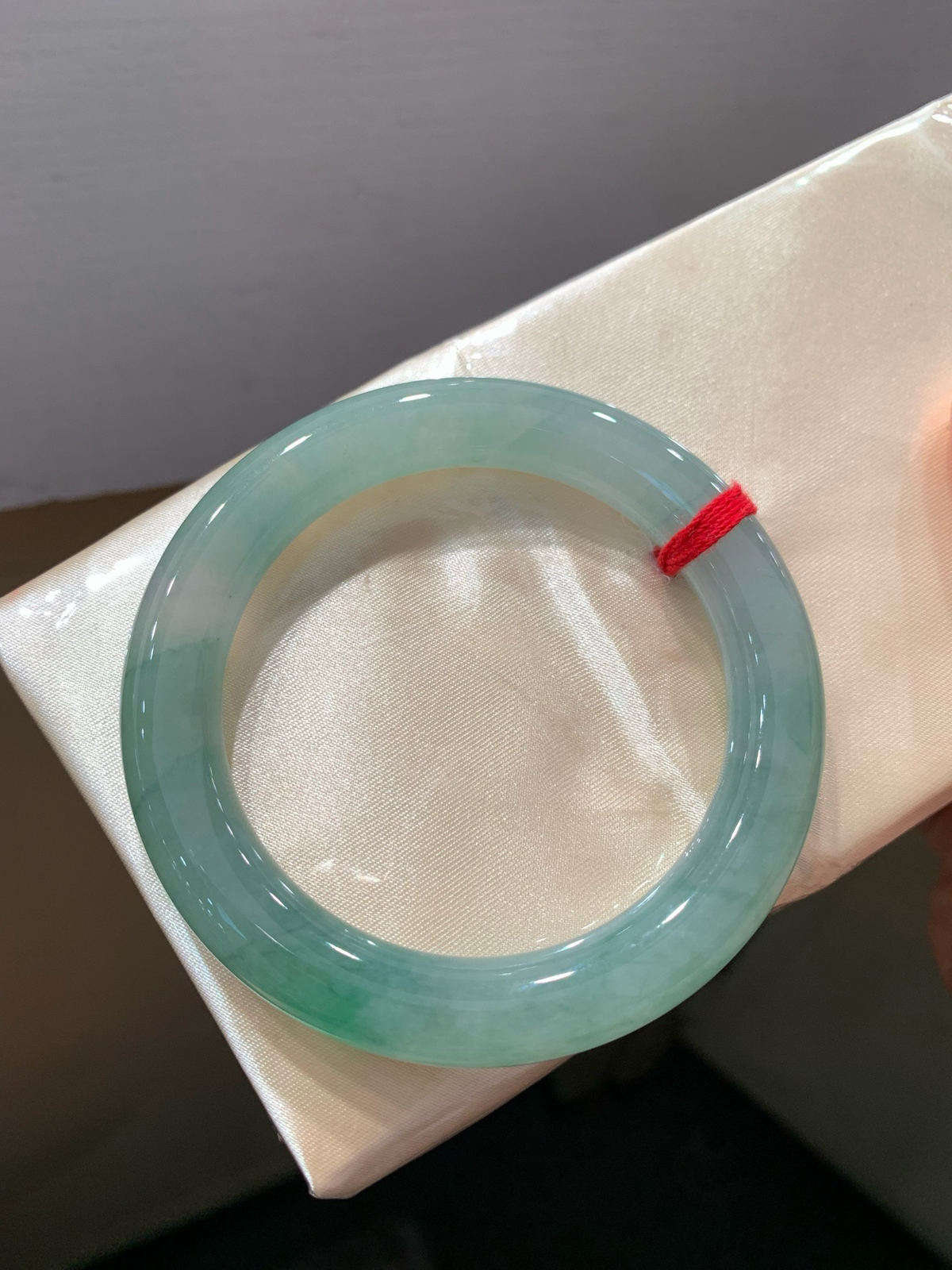 尺寸53.2/10，冰飘花圆条手镯
水润细腻 冰透