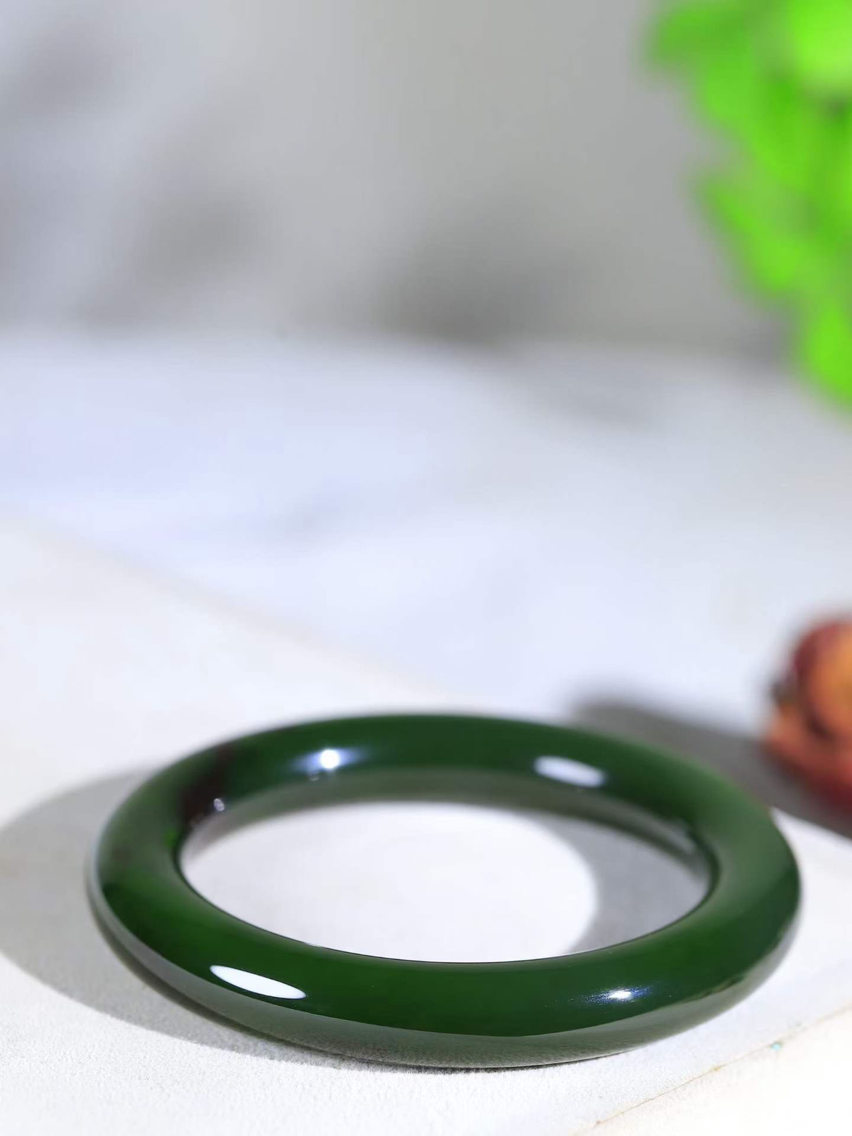 【碧波流转·手镯】

收藏级臻品️和田玉碧玉圆条手镯，玉质细腻温润，手感舒适，️线条流畅，简