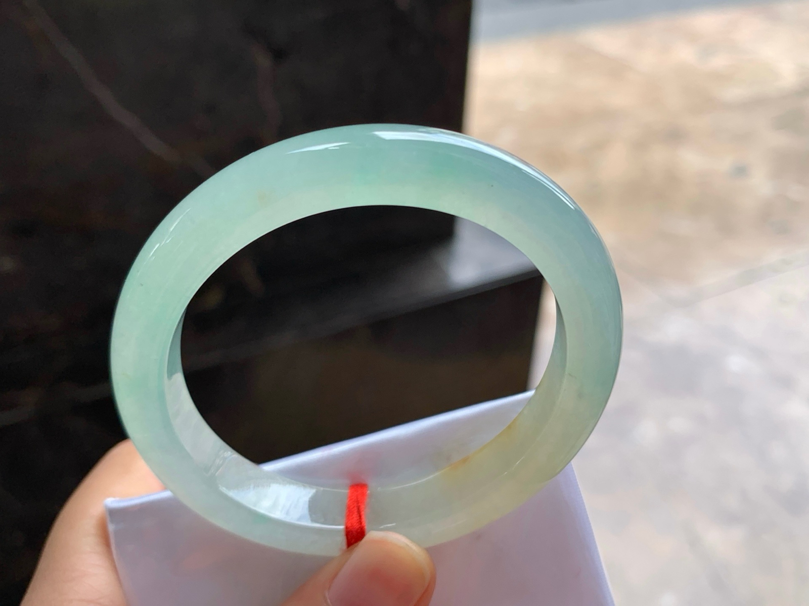 55-10.5-8.5
冰晴撒金贵妃手镯^_^飘黄翡 清新水润 正圈52 53可以带