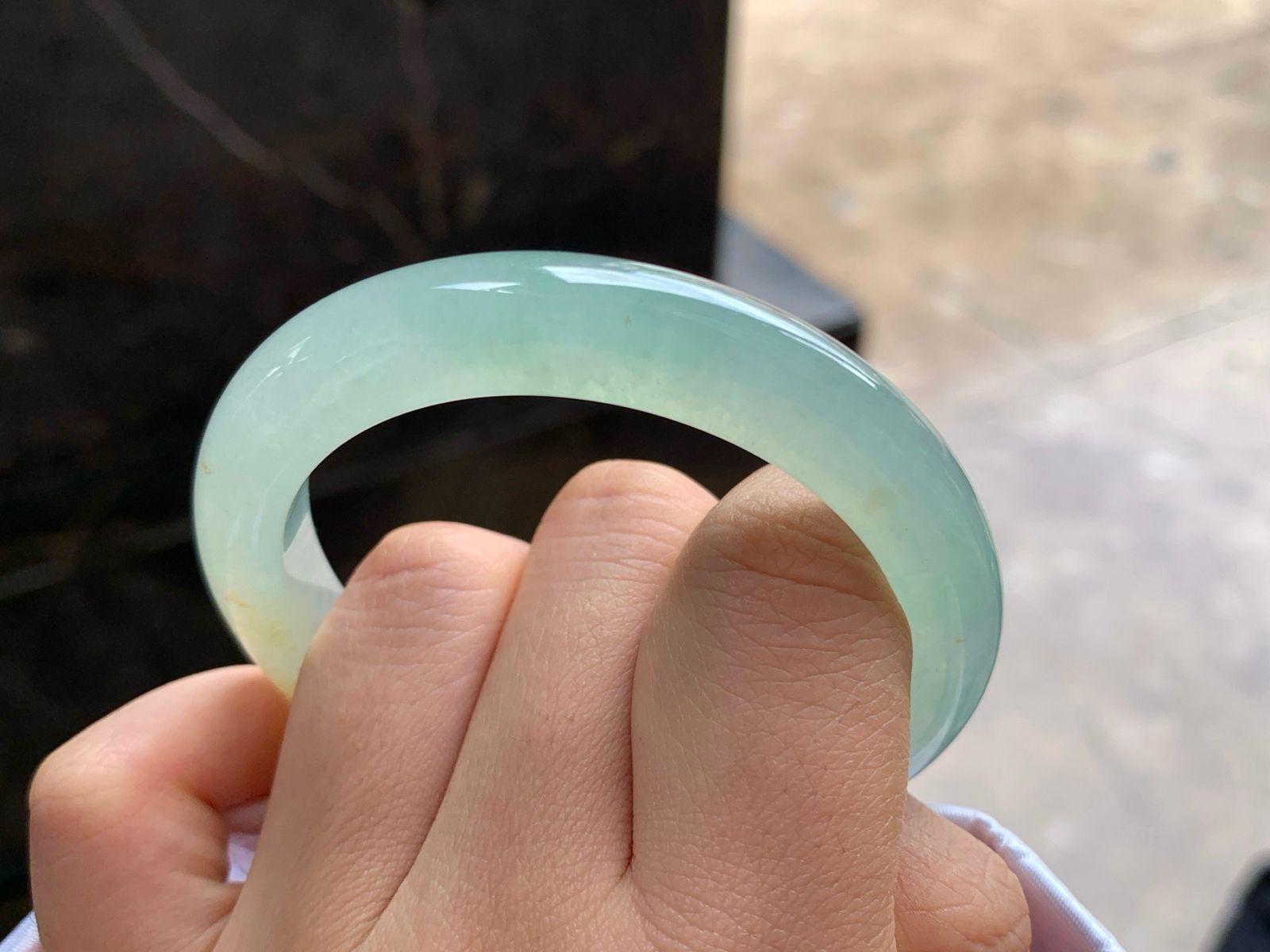 55-10.5-8.5
冰晴撒金贵妃手镯^_^飘黄翡 清新水润 正圈52 53可以带