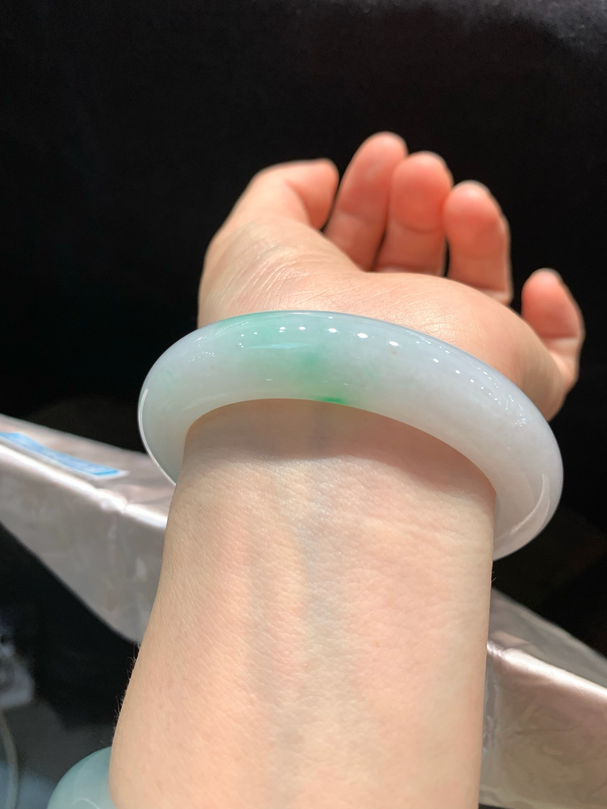 尺寸55.4/12.6/9.7，带色手镯
冰透水润细腻 清新甜美