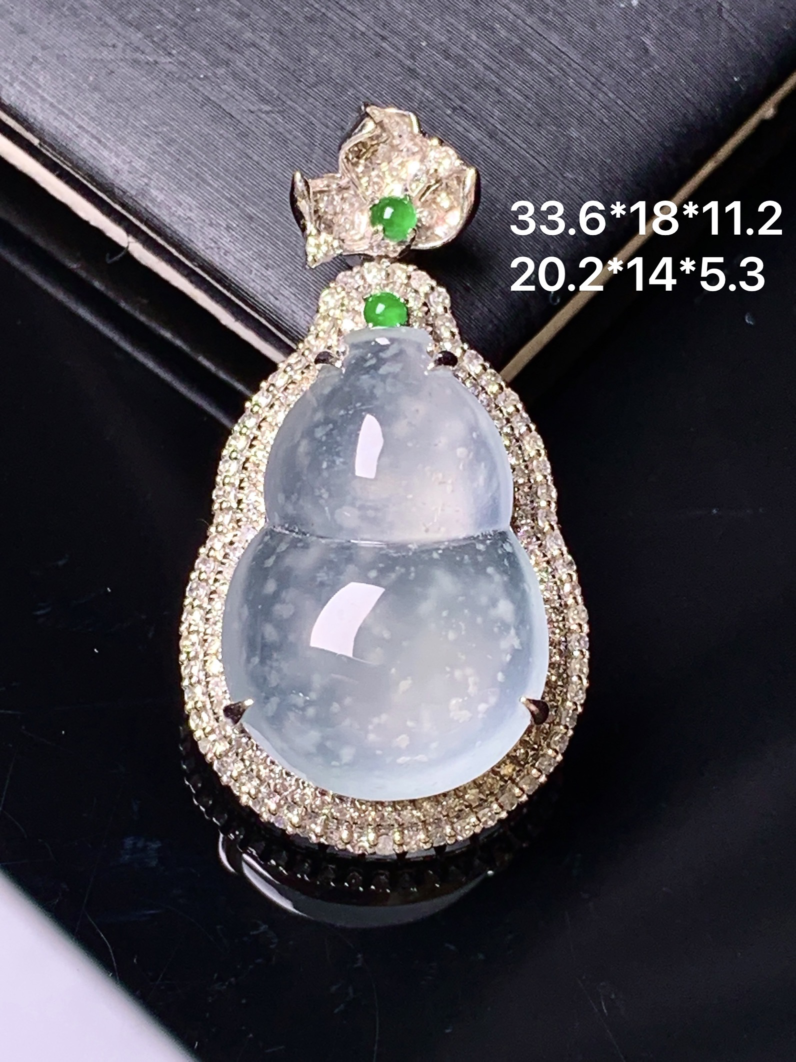 18k金钻镶嵌冰种葫芦吊坠 玉质细腻 色泽艳丽清新 整体尺寸33.6*18*11.2 y9