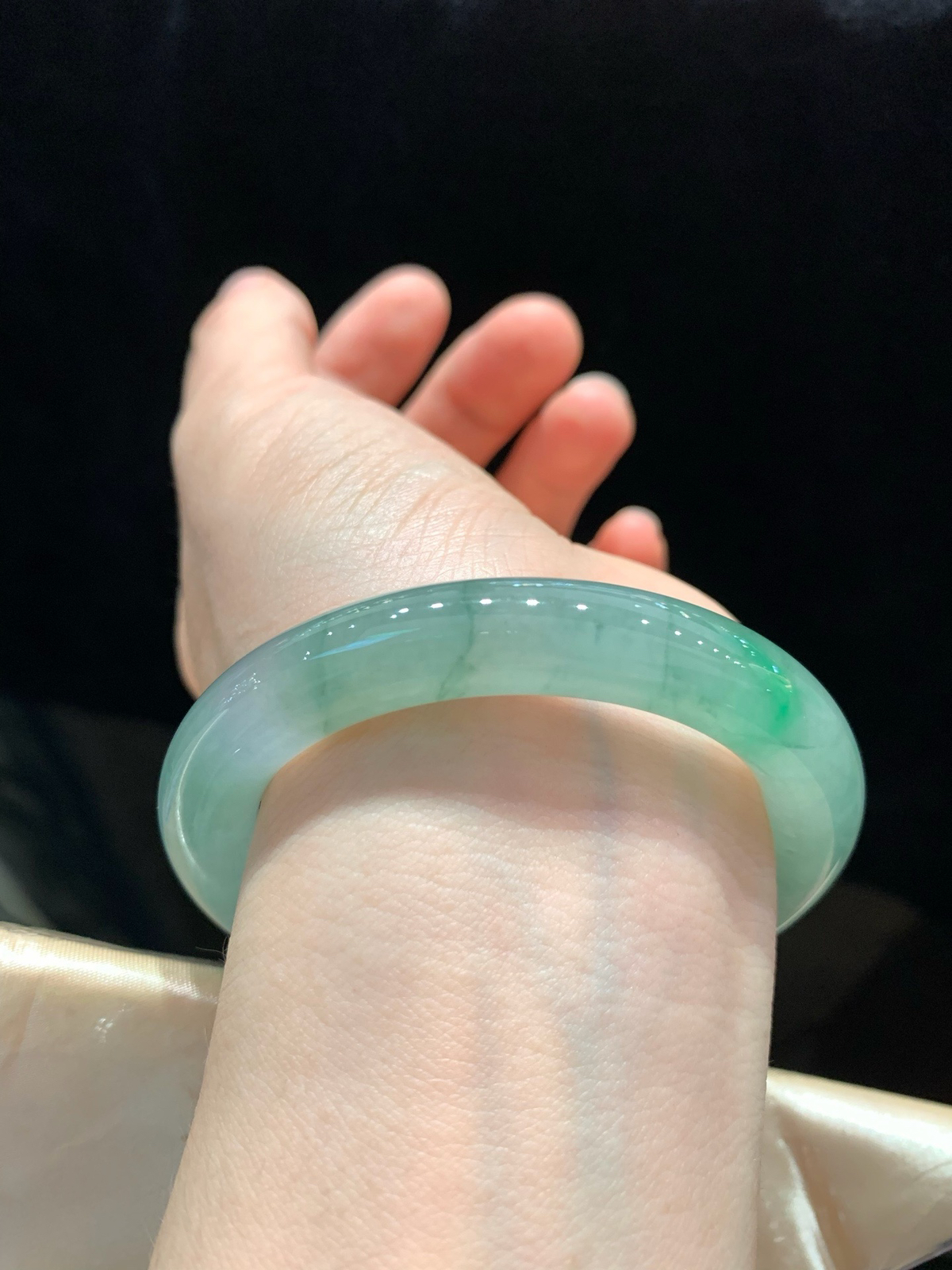 尺寸53.2/10，冰飘花圆条手镯
水润细腻 冰透