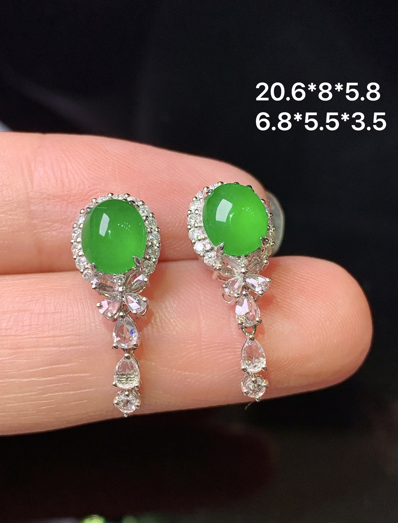 18k金钻镶嵌冰阳绿蛋面耳坠 玉质细腻 色泽艳丽清新 整体尺寸20.6*8*5.8 y8