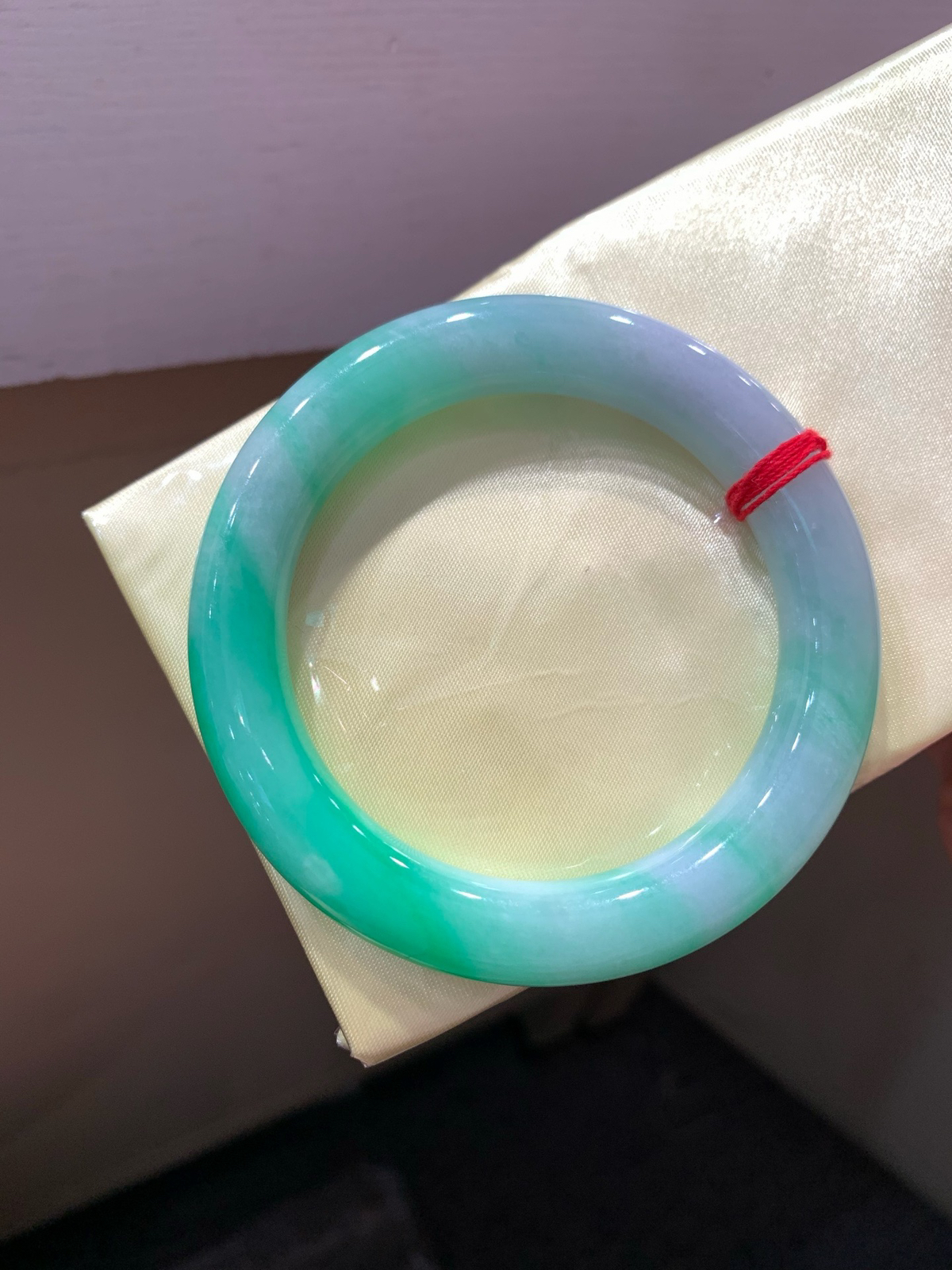 尺寸54.8/10.2，辣绿圆条手镯，水润细腻
色辣种老 古色古香 鲜艳亮丽