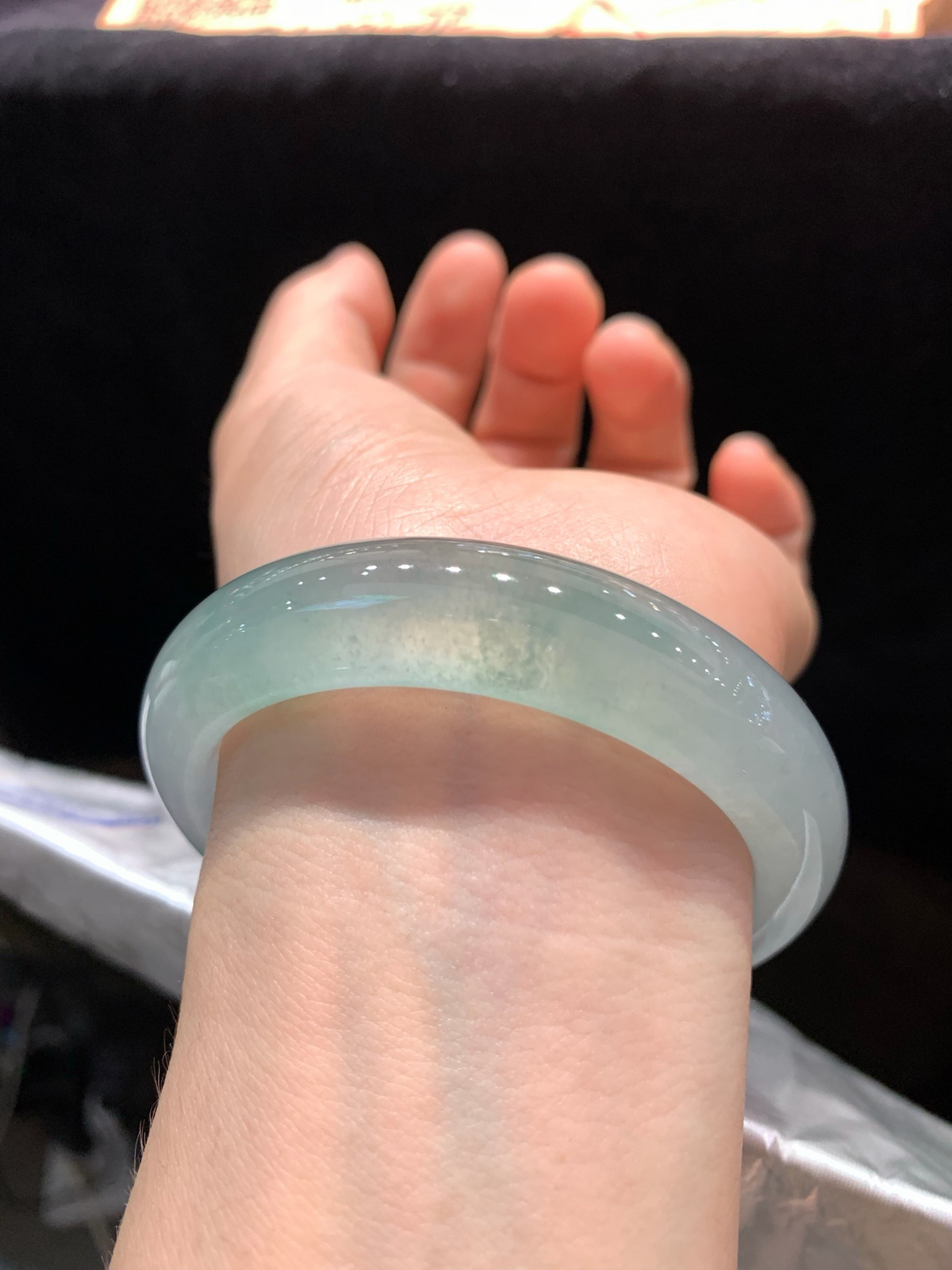 尺寸55.3/13.7/9，高冰手镯， 水润颜色漂亮 ，种老，有胶感